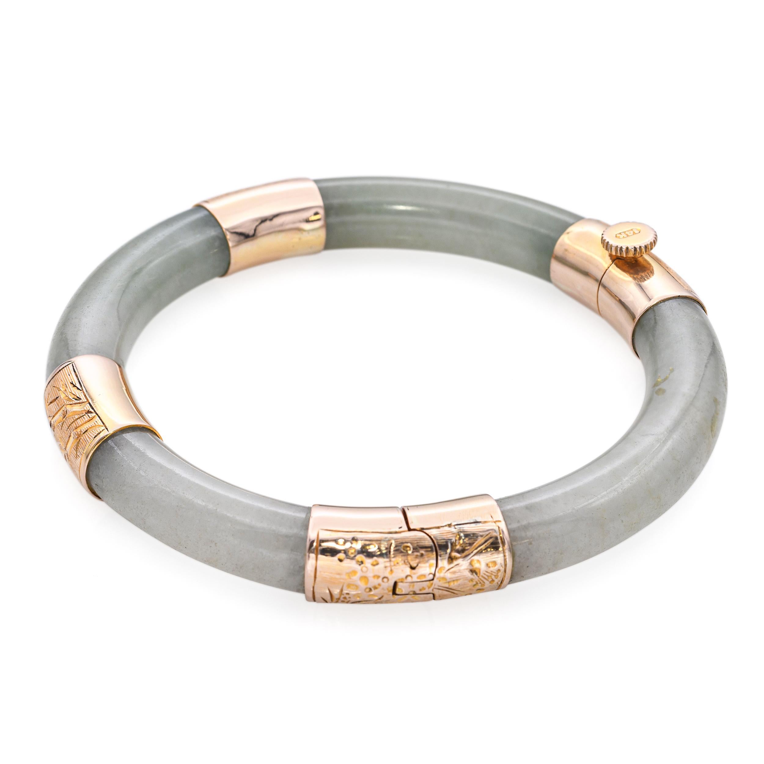 Questo braccialetto vintage con cerniera in oro giallo 14k presenta pannelli di giada verde vibrante incastonati in un design classico ed elegante. I segmenti di giada lucida sono perfettamente integrati nella montatura in oro, che si apre con una