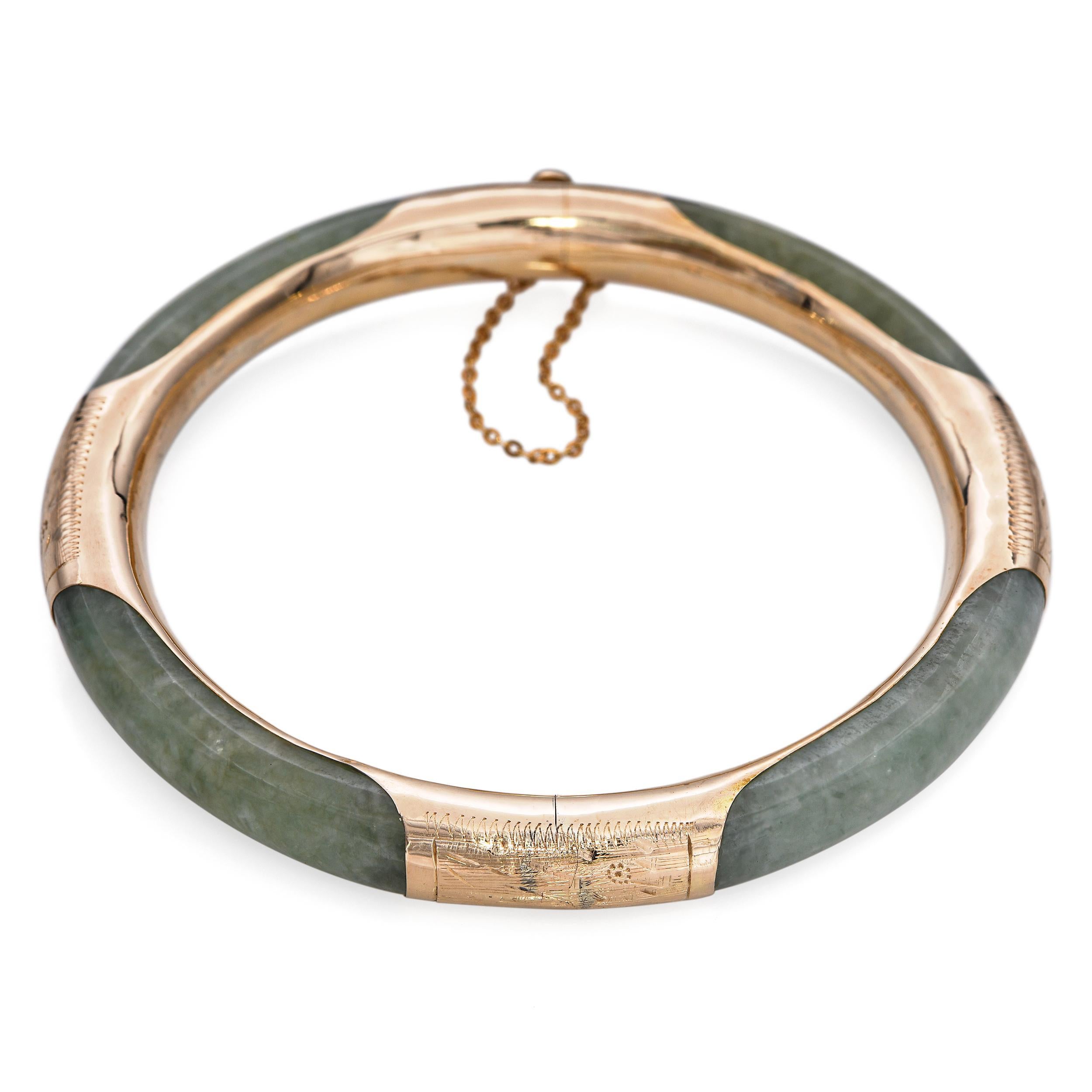 Questo braccialetto vintage con cerniera è realizzato in oro giallo 14k e incastonato con un bellissimo pezzo di giada verde lucida. Il design elegante combina la ricchezza dell'oro con l'eleganza naturale della giada, una gemma apprezzata da tempo