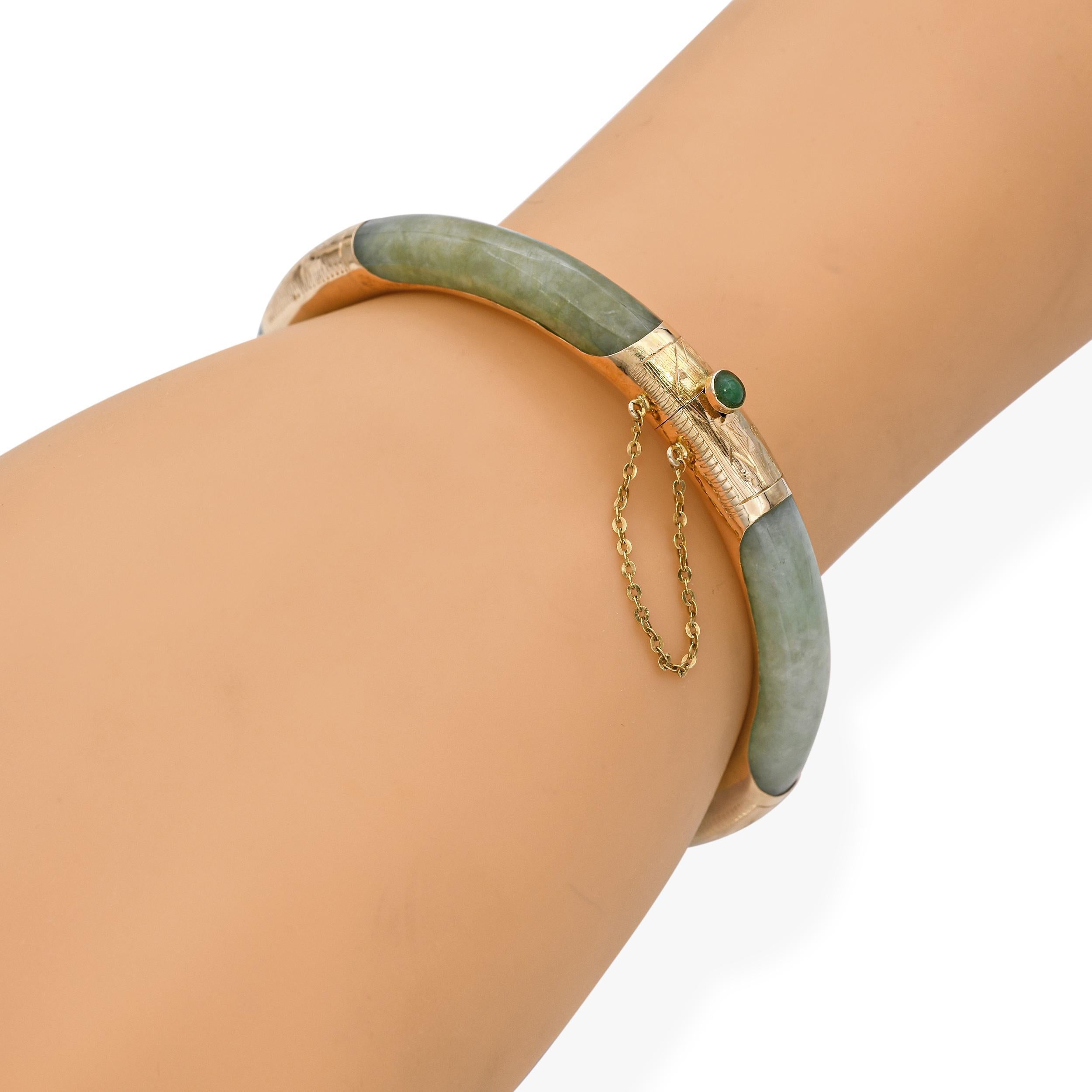 Taglio rotondo Bracciale a cerniera di giada d'epoca in oro giallo 14k in vendita