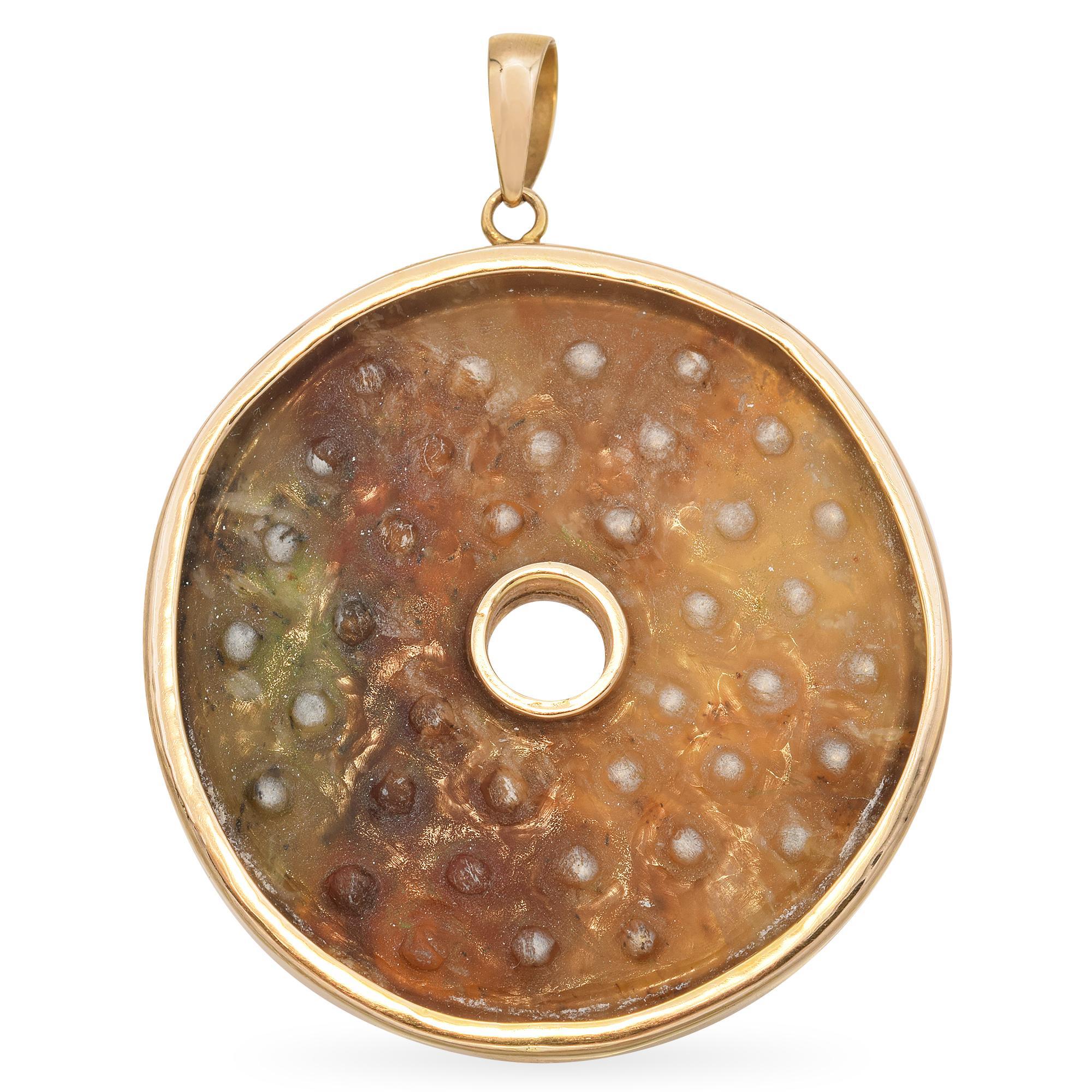 Ce pendentif vintage présente un tigre de jade magnifiquement sculpté, serti dans de l'or jaune 14k, symbolisant la force et la protection. Le verso est détaillé avec un relief texturé, ajoutant de la profondeur et un caractère artisanal au design.