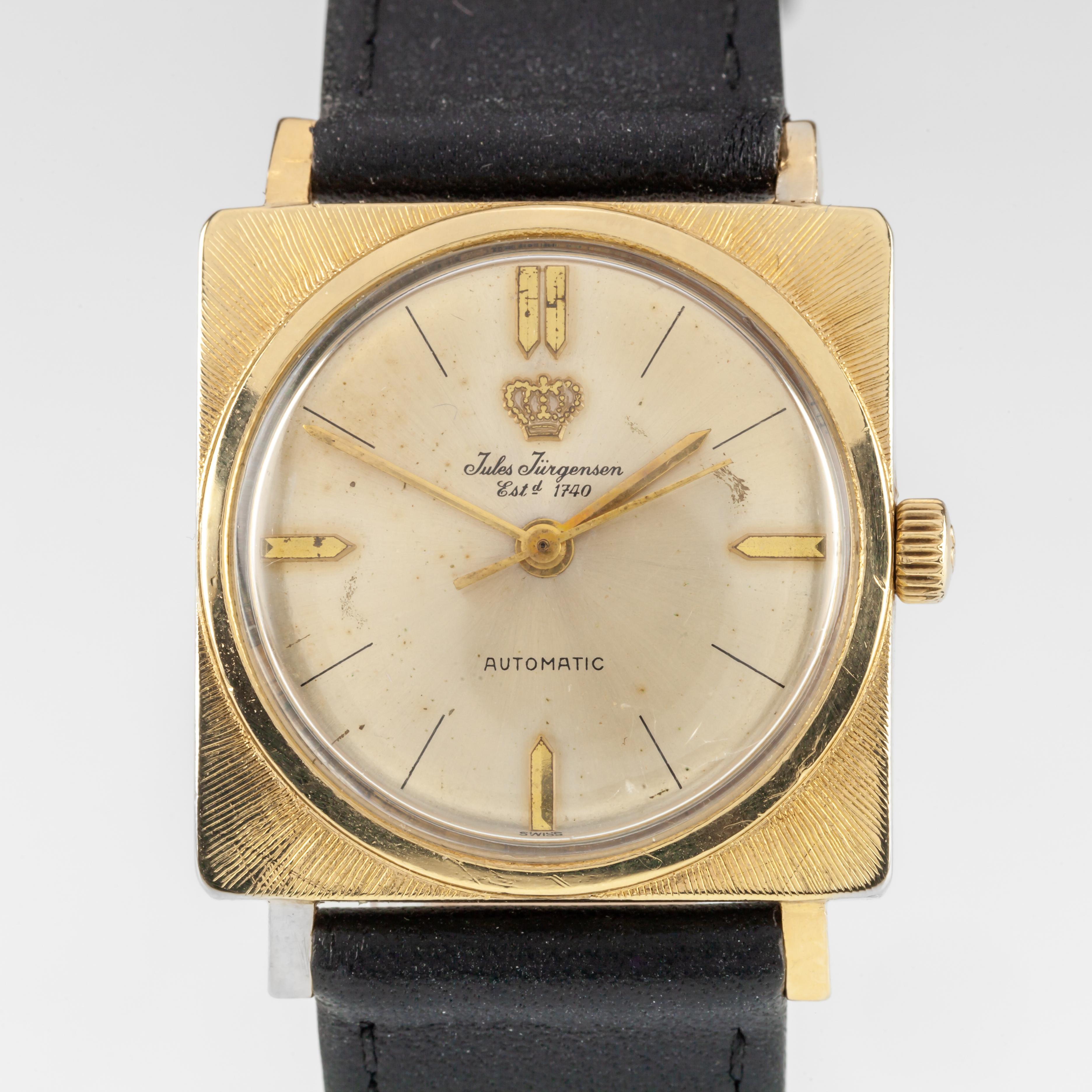 Vintage 14k Yellow Gold Jules Jurgensen Automatic Watch w/ Champagne Dial

Mouvement #1740
Mouvement automatique
Cas n° 106740

Étui carré en or jaune 14k
Cas n° 106740
25 mm de large (28 mm avec couronne)
25 mm de long
Distance entre les pattes =