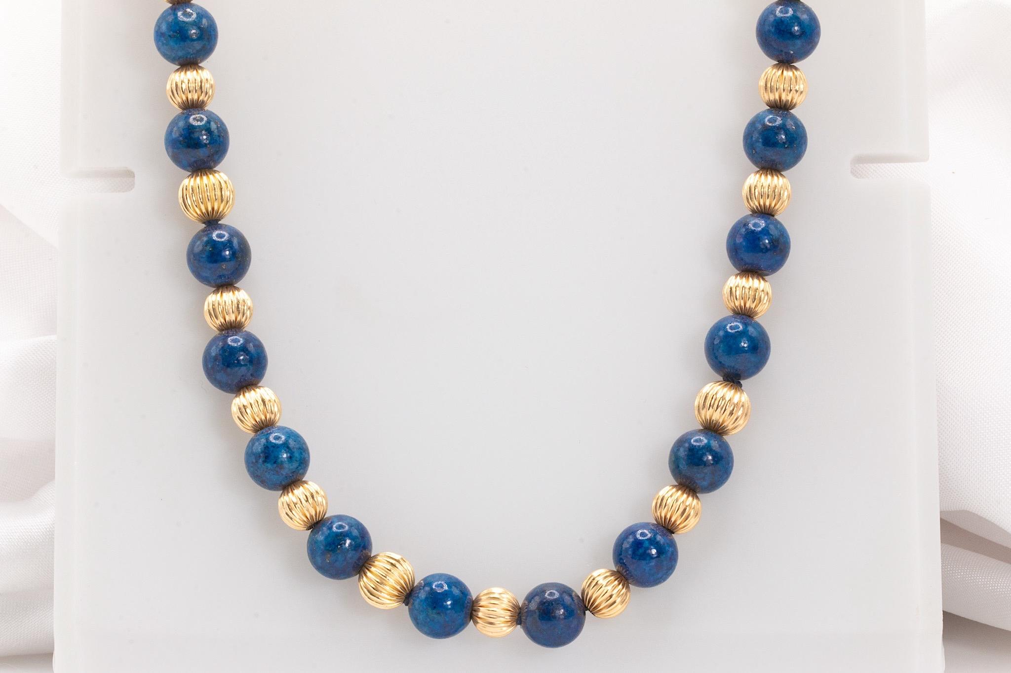 Collier Vintage des années 1980 en Lapis Lazuli et or jaune 14K. Cette pièce remarquable comprend 48 perles de lapis-lazuli vibrantes, chacune mesurant 8,1 mm, associées à 47 perles d'or 14K texturées, chacune mesurant 7 mm et 6,1 mm. Le collier