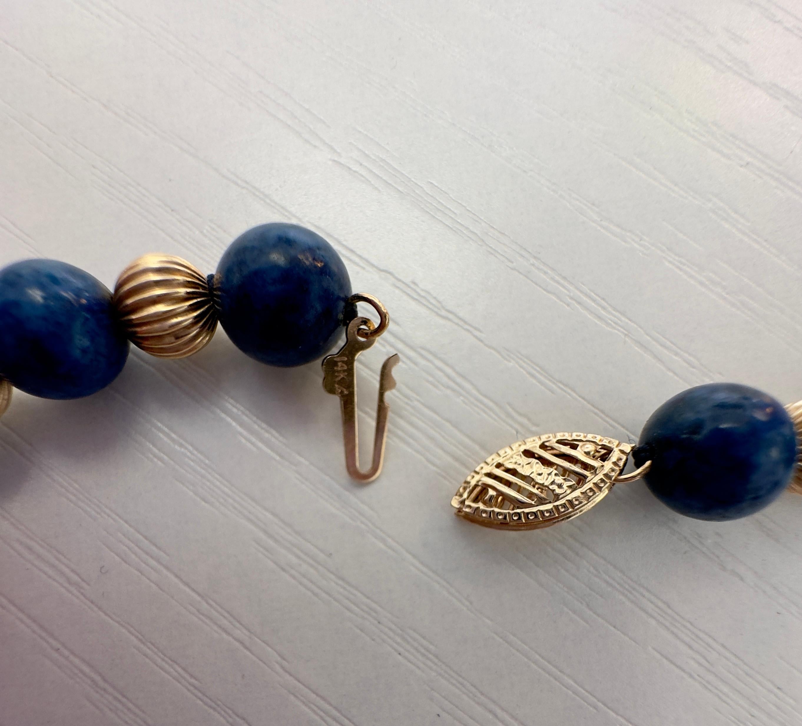 Collier vintage en or jaune 14 carats perlé de lapis-lazuli en vente 1