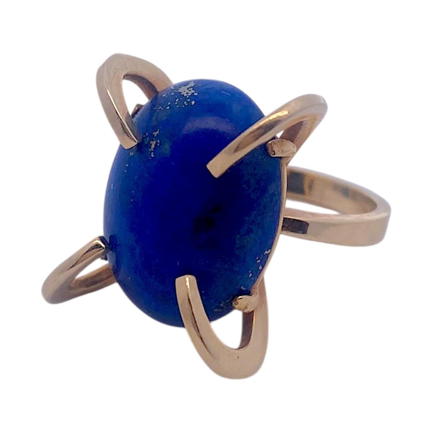 Réalisée en or jaune 14k, cette bague d'apparat présente un lapis-lazuli taillé en cabochon, serti dans un style mid-century aux courbes dynamiques. 
Mesures :
Longueur : 22.5 mm
Largeur : 18.5 mm
Hauteur : 12,5 mm
Poids : 8.0 g
Taille : 7.75 US