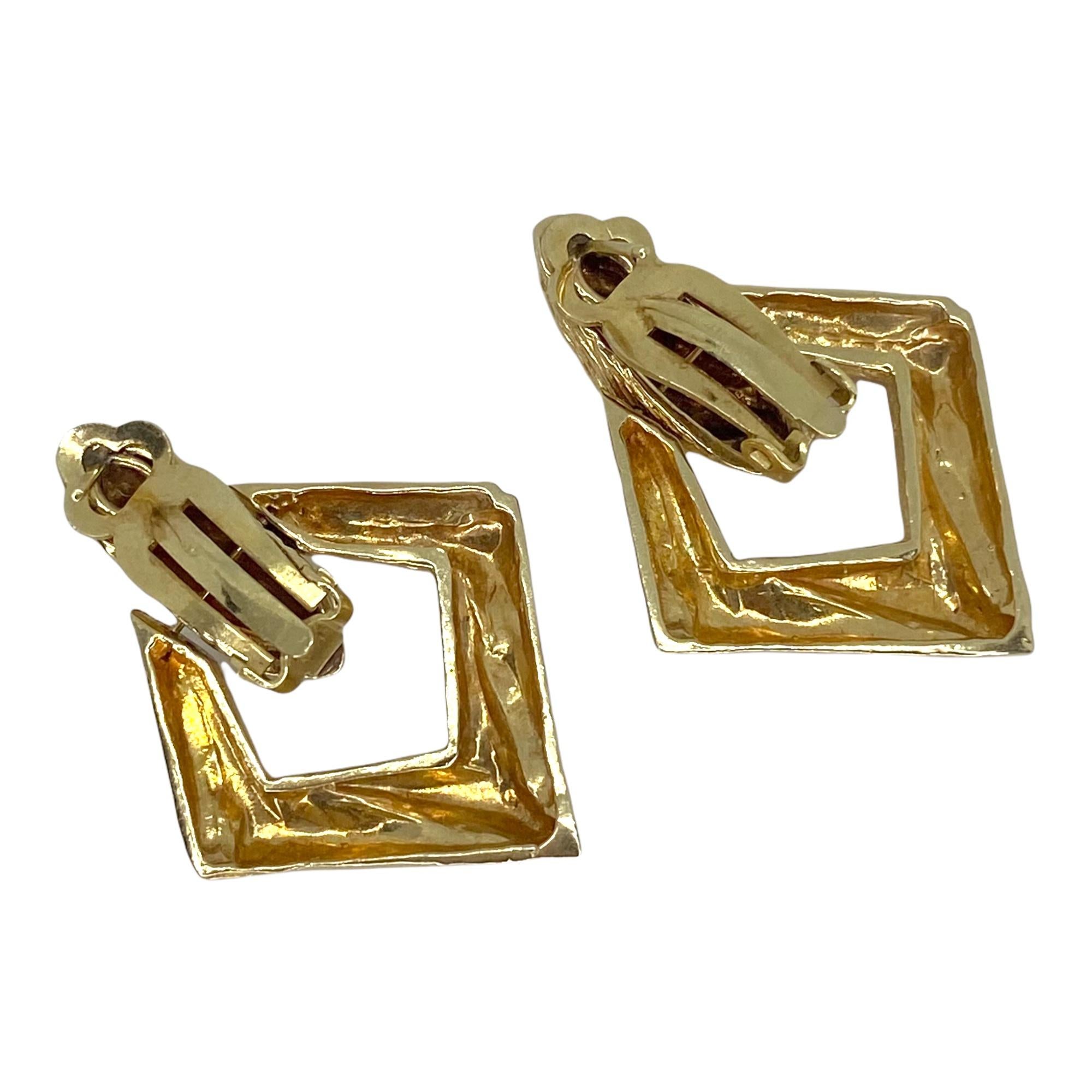 Vintage 14K yellow gold large diamond shape door knocker style earrings with textured finish.
Measurements:
Length: 1.5 inch
Width: 1 1/8 inch
Weight: 19.7 grams
Marked 14K