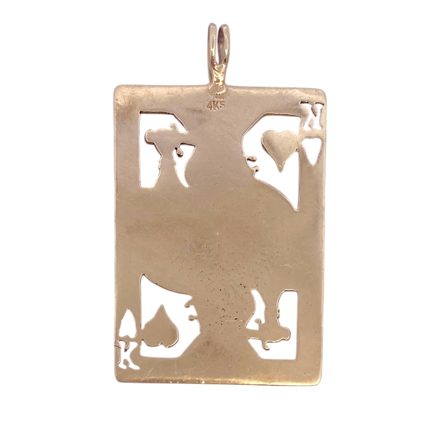 Elaborado en oro amarillo de 14 quilates, el colgante grande presenta un diseño recortado de un naipe del rey de corazones. Detalles intrincados y doble fianza.
Medidas: 46 mm L (incluida la presilla) x 26 A
Peso: 8.8 gramos
Marcado: 14K