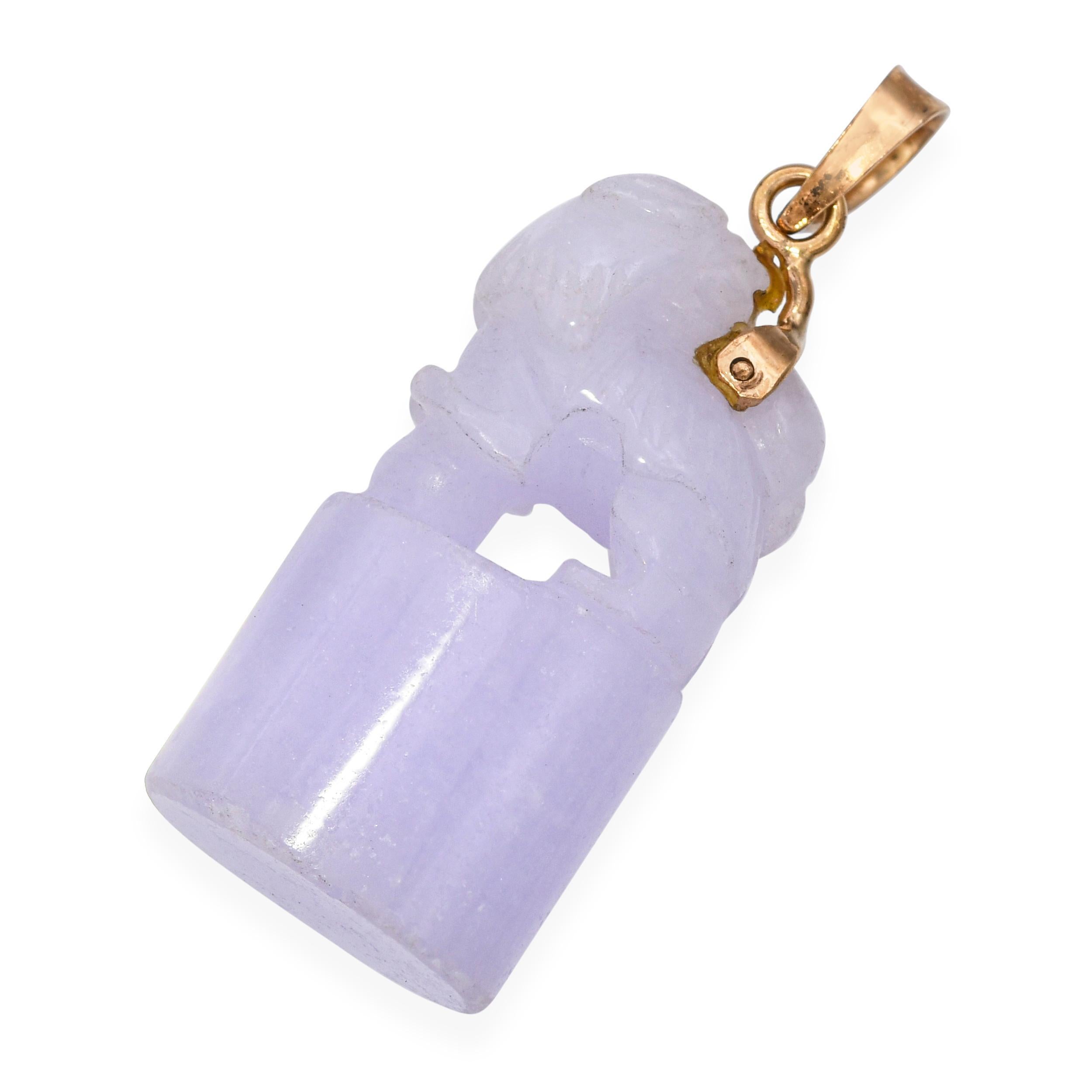 Ce pendentif vintage présente un magnifique chien Foo en jade lavande sculpté à la main, symbolisant la protection et la prospérité, serti dans une élégante monture en or jaune 14k. Les douces nuances de lavande du jade contrastent harmonieusement