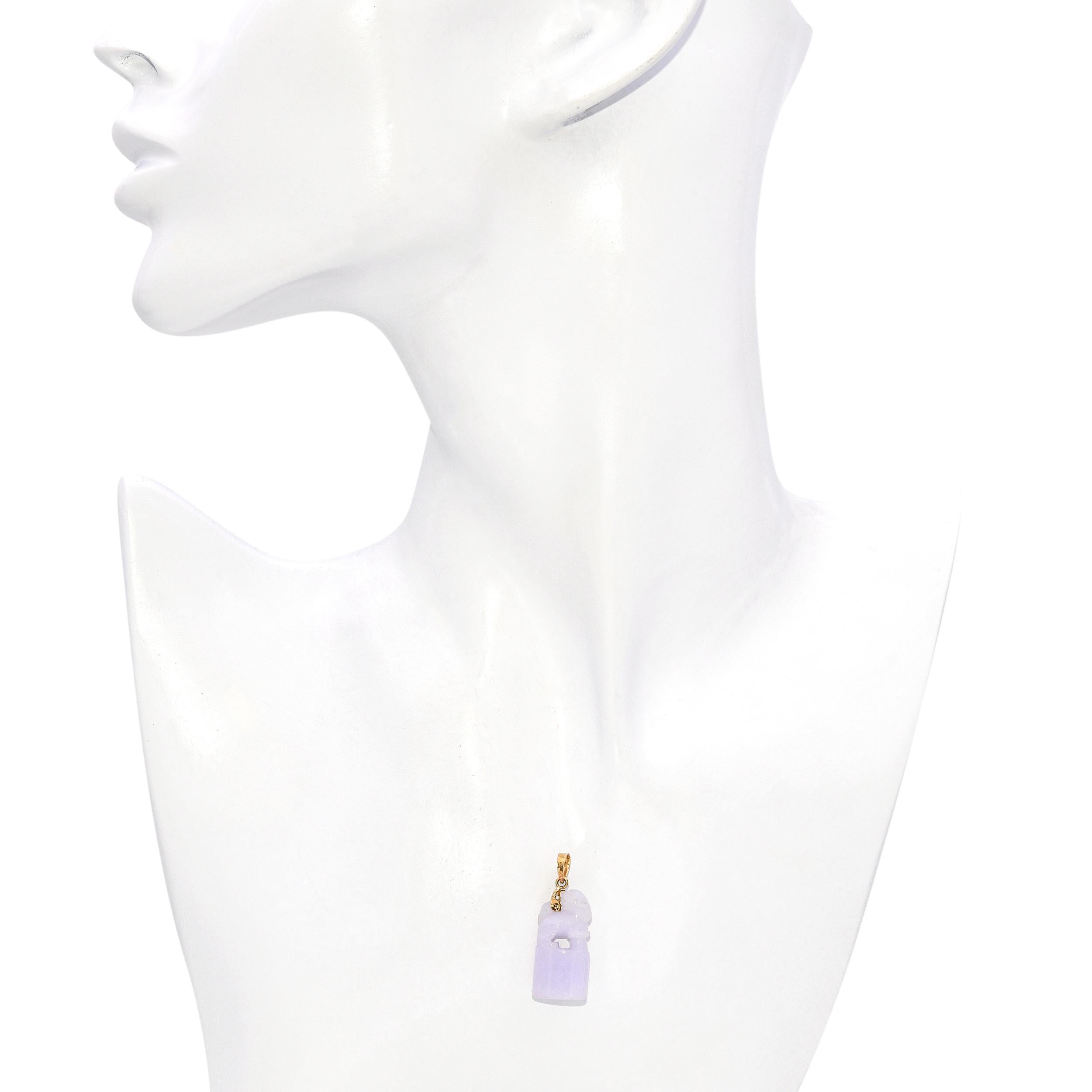 Taille grossière Pendentif vintage en or jaune 14k Jade lavande chien Foo sculpté en vente