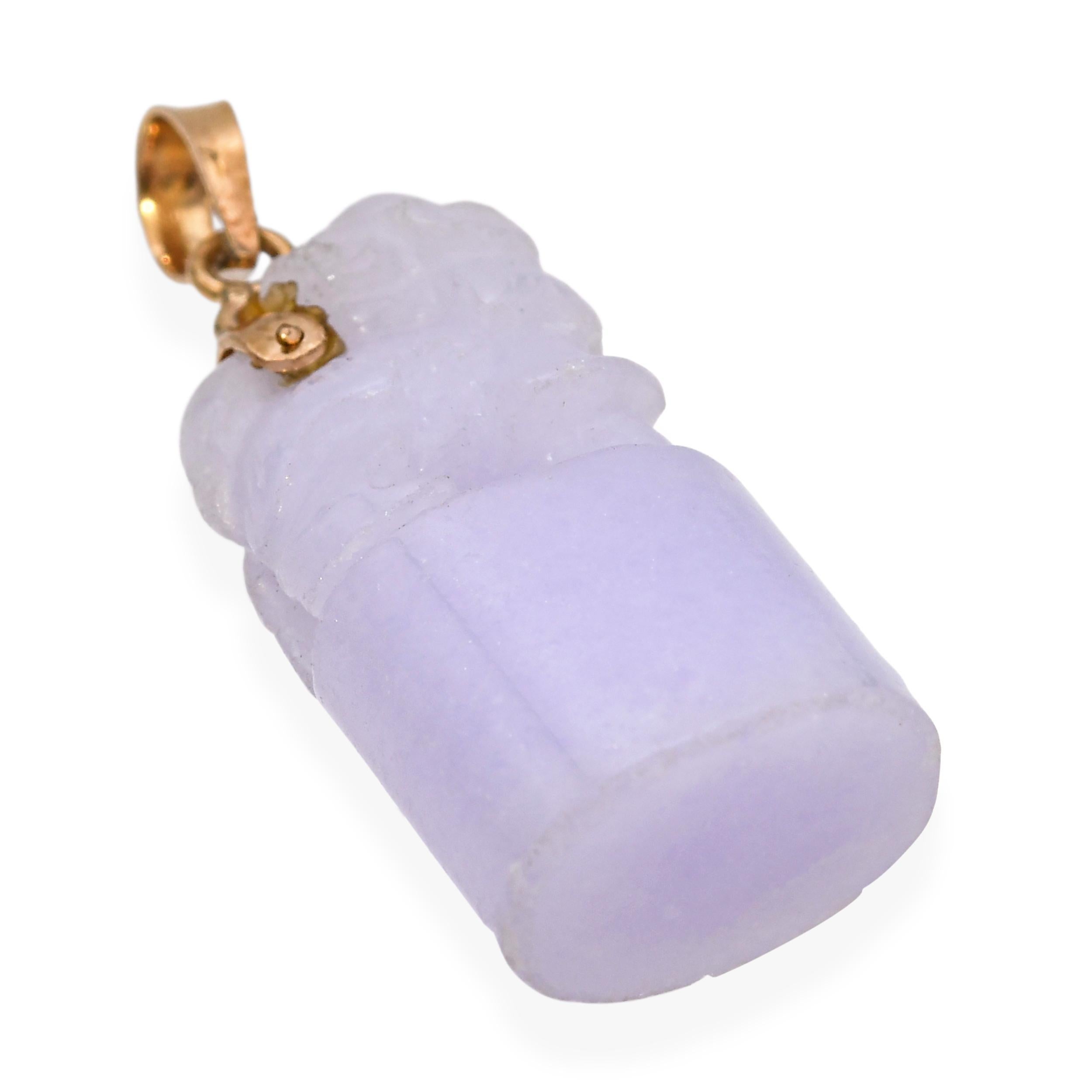 Pendentif vintage en or jaune 14k Jade lavande chien Foo sculpté en vente 1