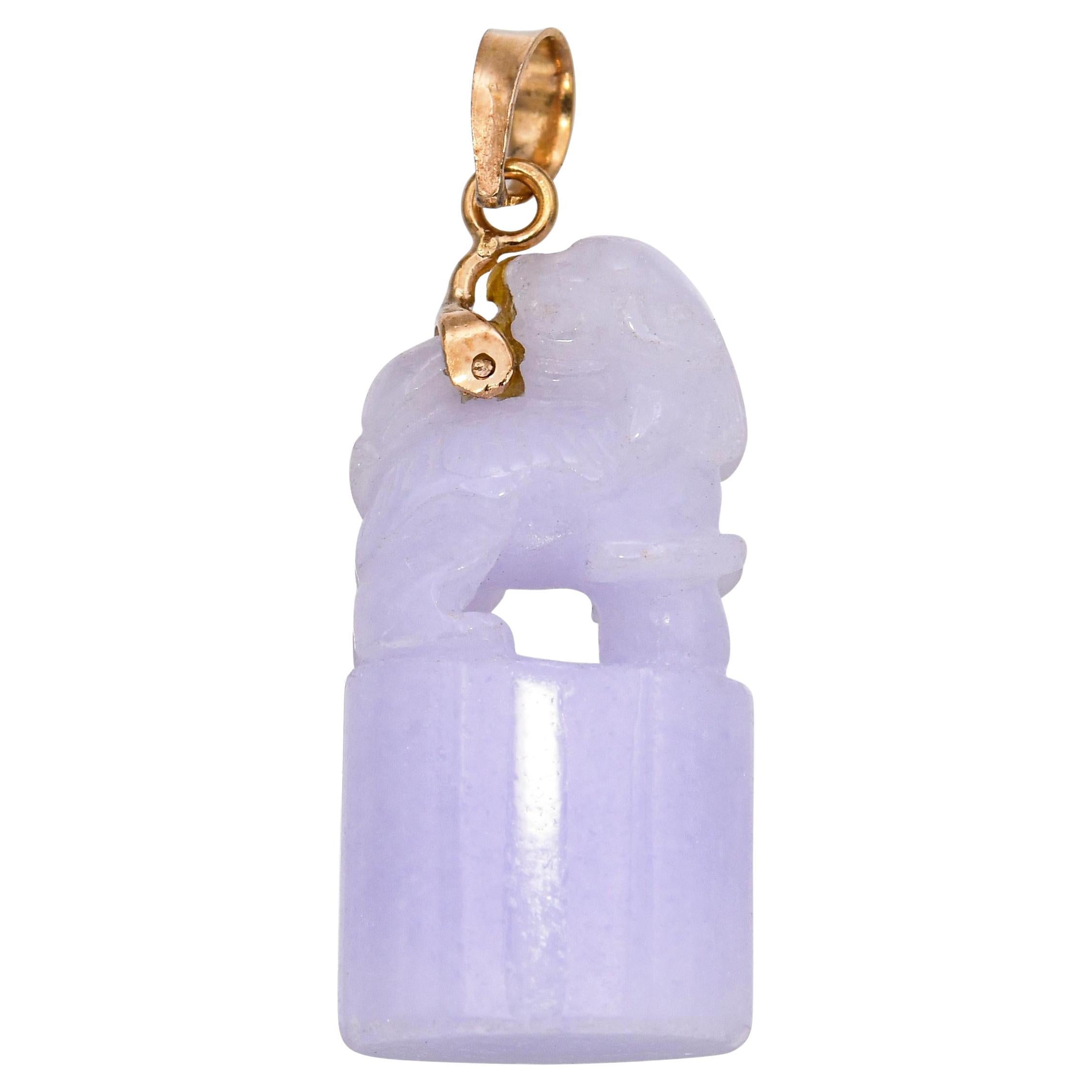 Ciondolo d'epoca in oro giallo 14k con intaglio di cane da caccia in giada color lavanda