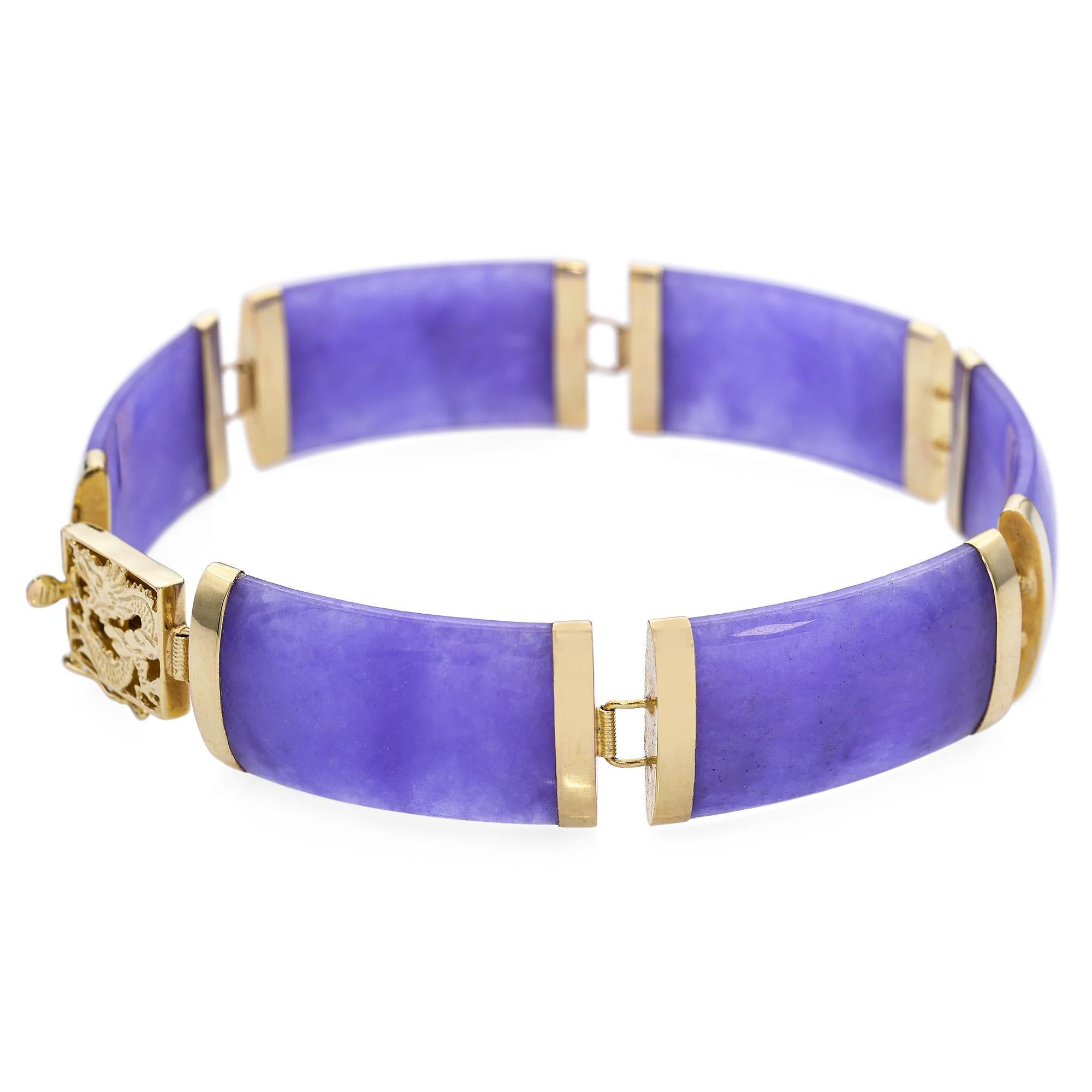 Dieses Armband im Vintage-Stil ist aus 14-karätigem Gelbgold gefertigt und zeigt elegante Paneele aus lavendelfarbenem Type-C-Jadeit, der für seinen weichen, verträumten Farbton geschätzt wird. Die Jade hat einen durchscheinenden, lilafarbenen