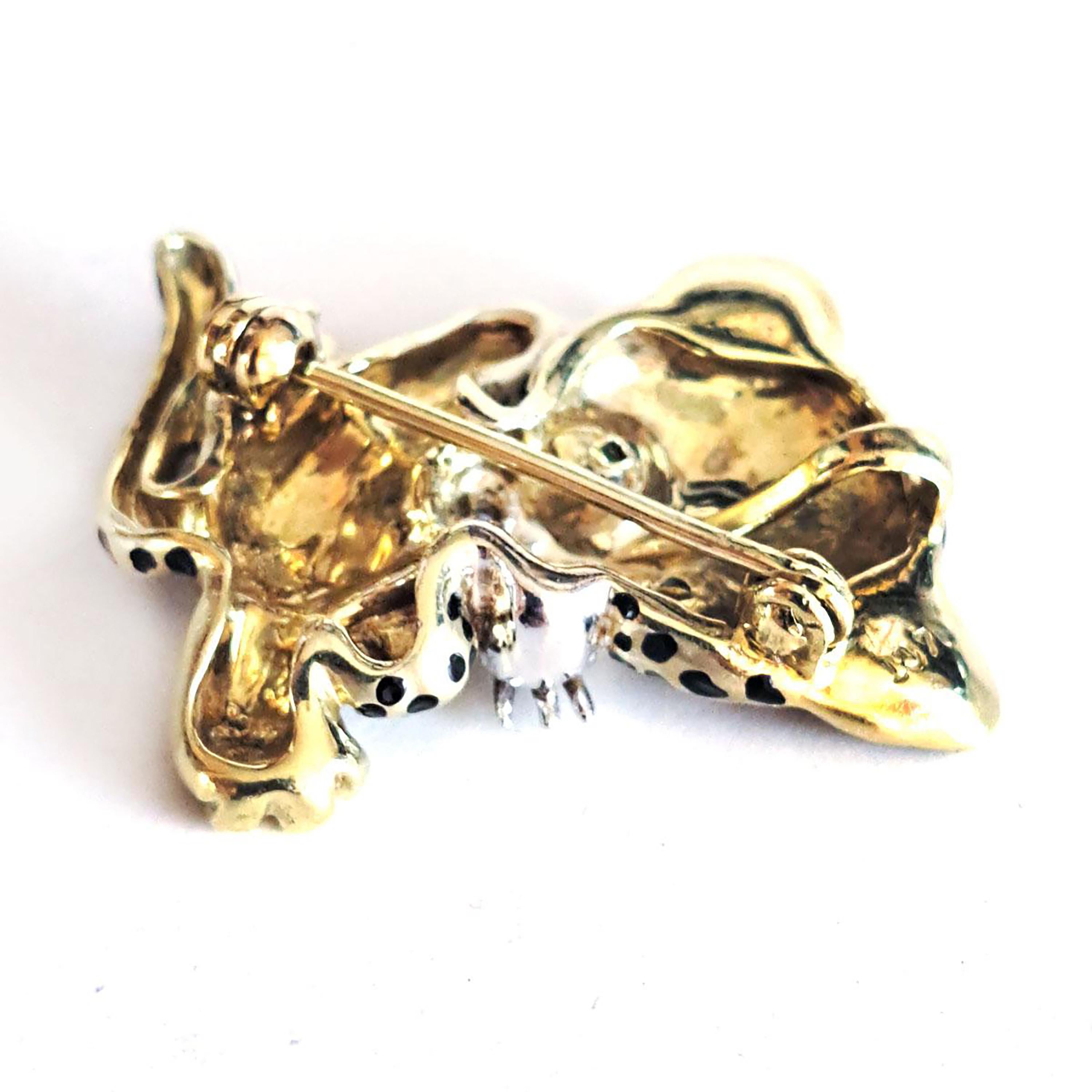 Taglio rotondo Vintage 14K Yellow Gold Leopard Cub Brooch-Pendant with Diamond and Emerald Eyes in vendita