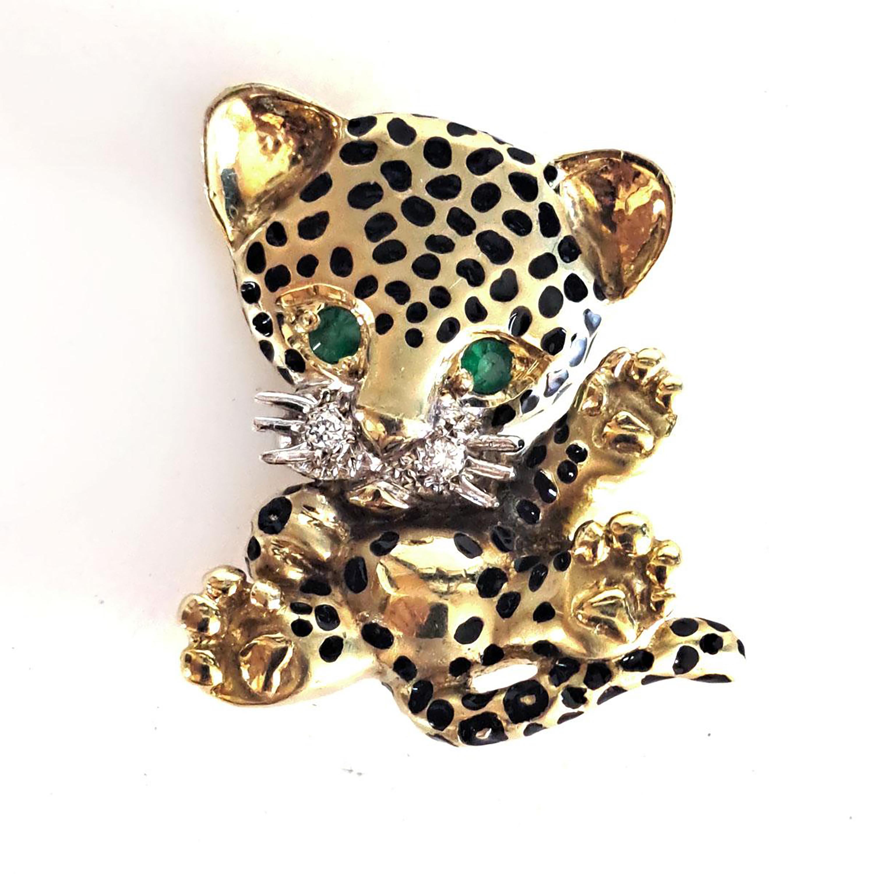 Vintage 14K Yellow Gold Leopard Cub Brooch-Pendant with Diamond and Emerald Eyes In condizioni buone in vendita a New York, NY