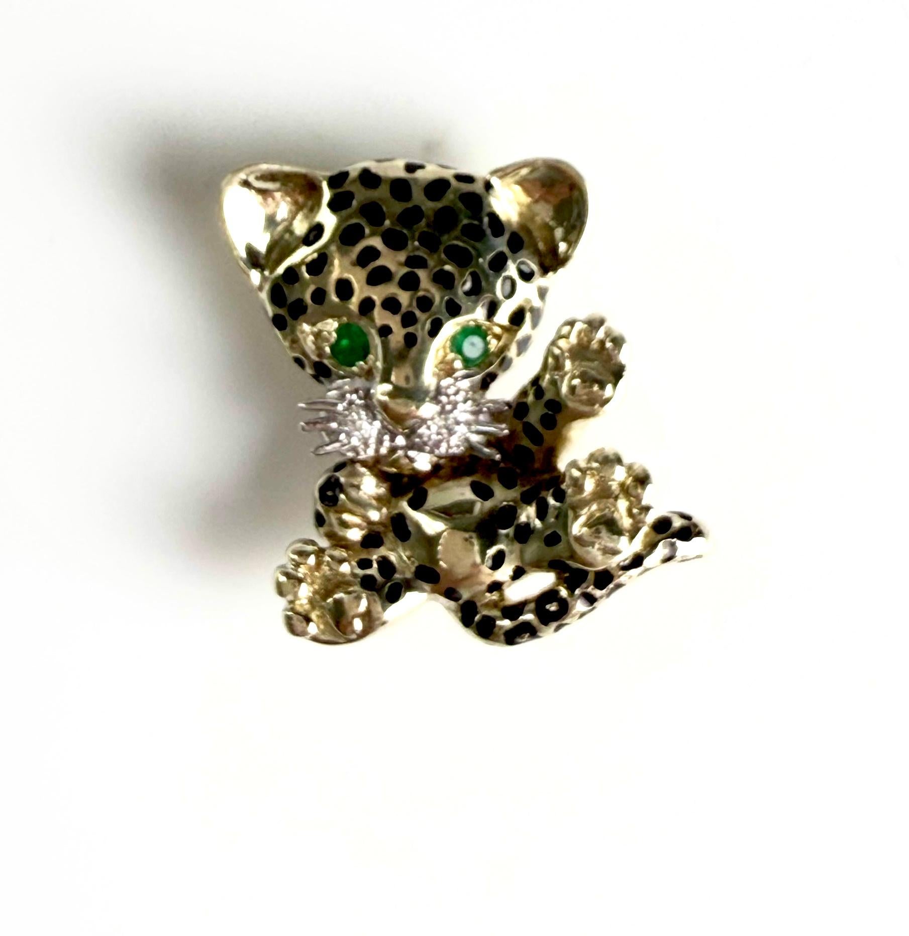 Vintage 14K Yellow Gold Leopard Cub Brooch-Pendant with Diamond and Emerald Eyes in vendita 1