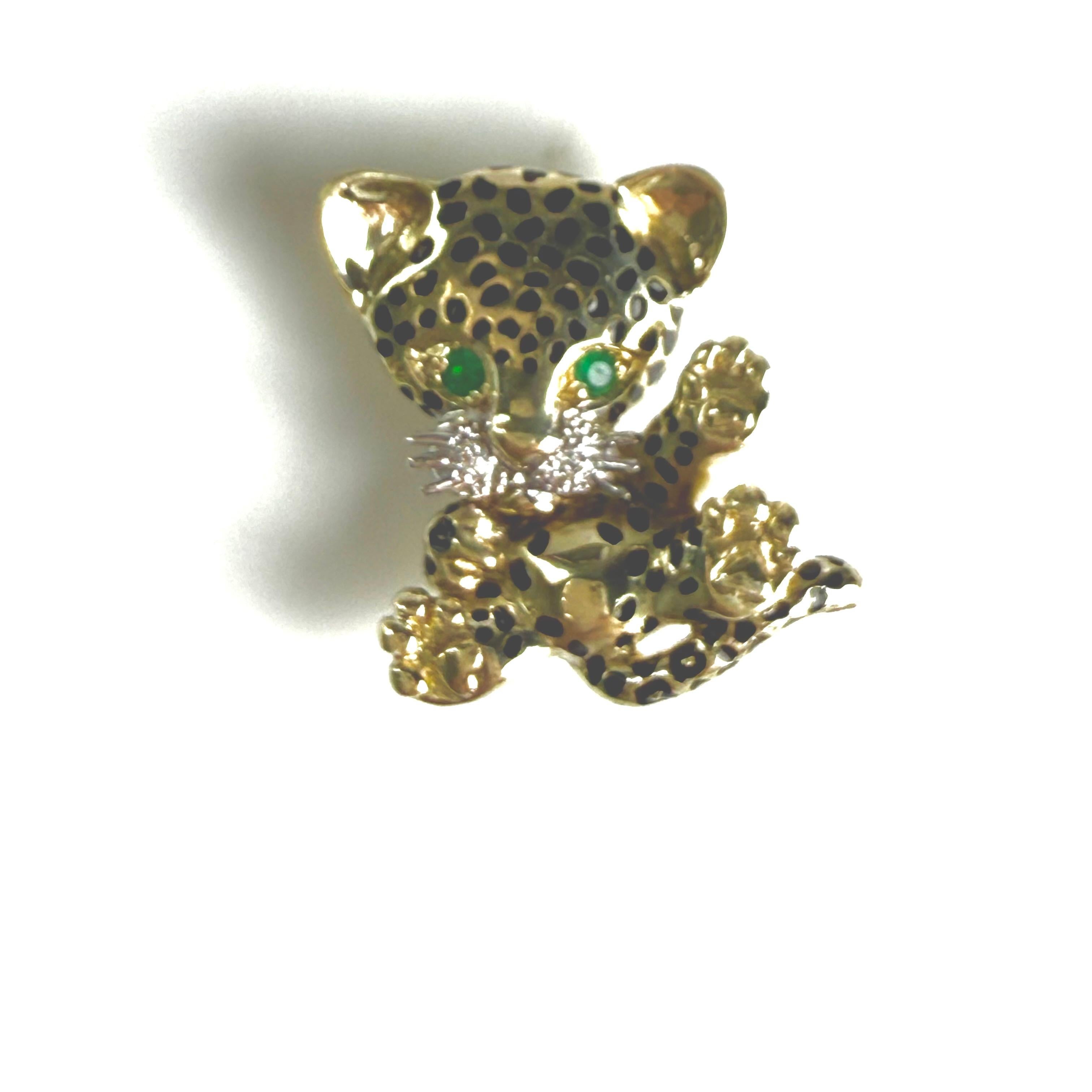 Vintage 14K Yellow Gold Leopard Cub Brooch-Pendant with Diamond and Emerald Eyes in vendita 2