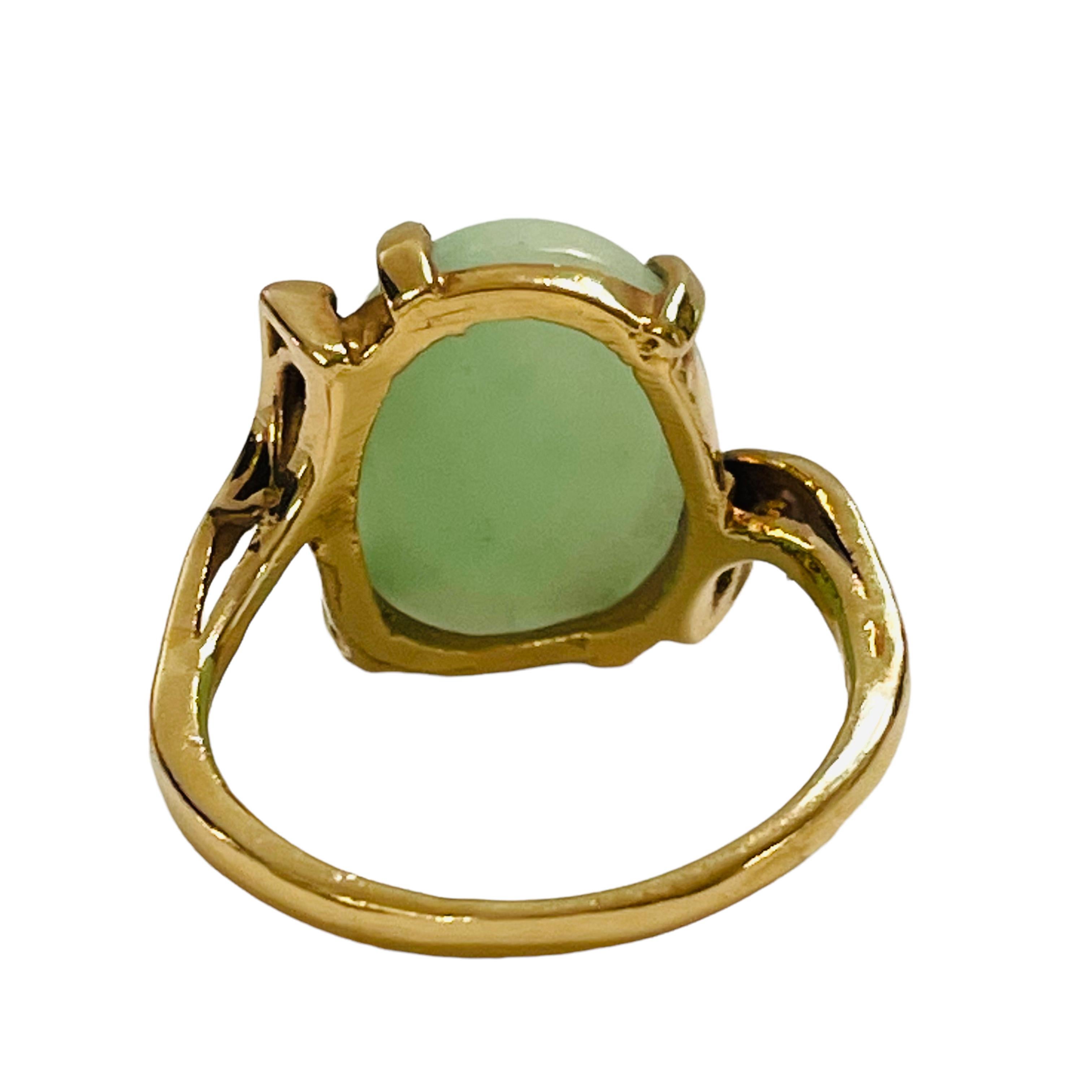 Vintage 14k Yellow Gold Light Green Jadeite Cabochon Ring In Excellent Condition In Eagan, MN