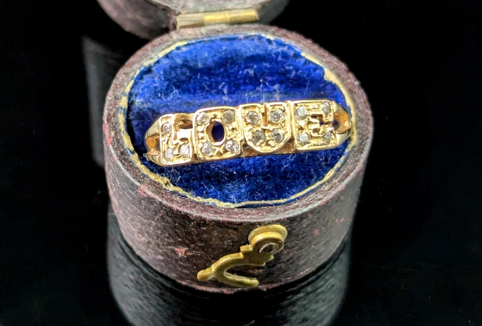 Ein süßer Liebesring aus 14 Karat Gold.

Die Vorderseite des Rings aus reichhaltigem 14-karätigem Gelbgold ist so gestaltet, dass sie das Wort 