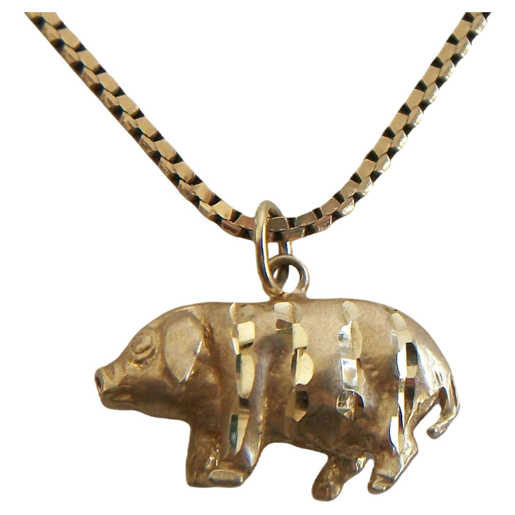 Ciondolo "Maiale fortunato" d
epoca in oro giallo 14K su catena d
oro 10K - 20° secolo in vendita