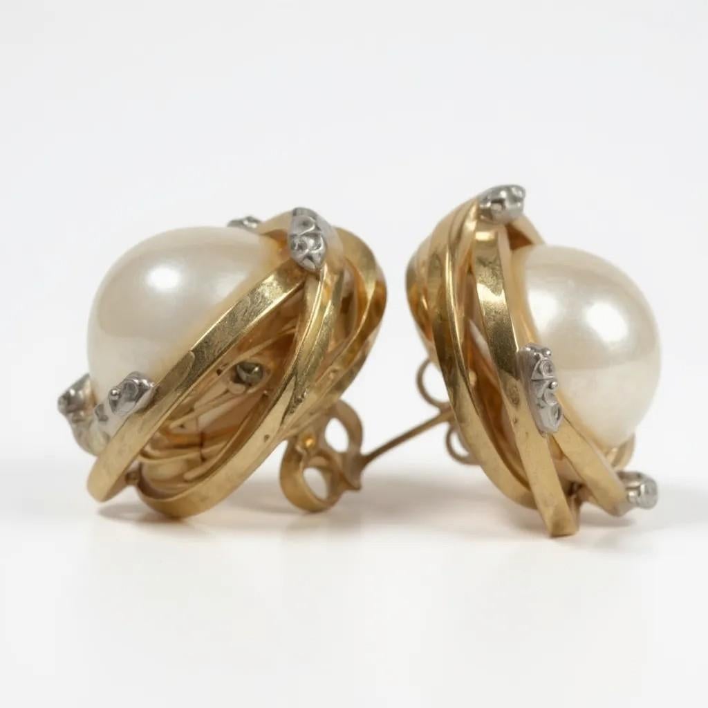 Orecchini Mabe d'epoca in oro giallo 14K con perle e diamanti in vendita 4