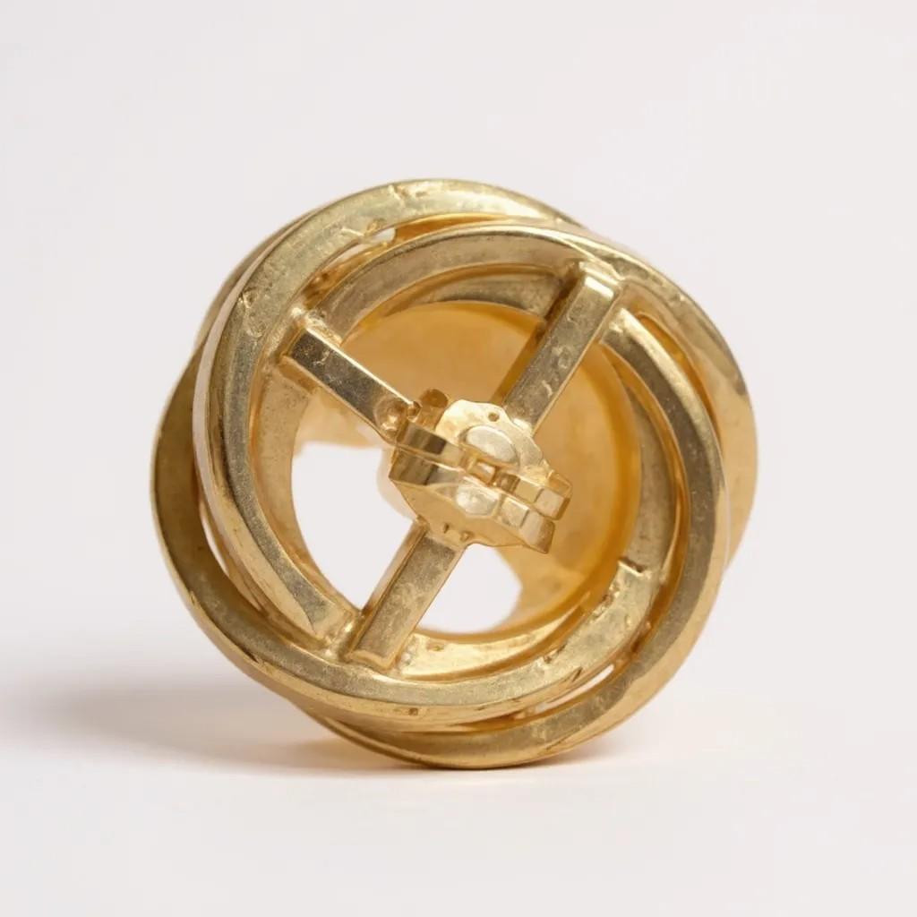Orecchini Mabe d'epoca in oro giallo 14K con perle e diamanti in vendita 1