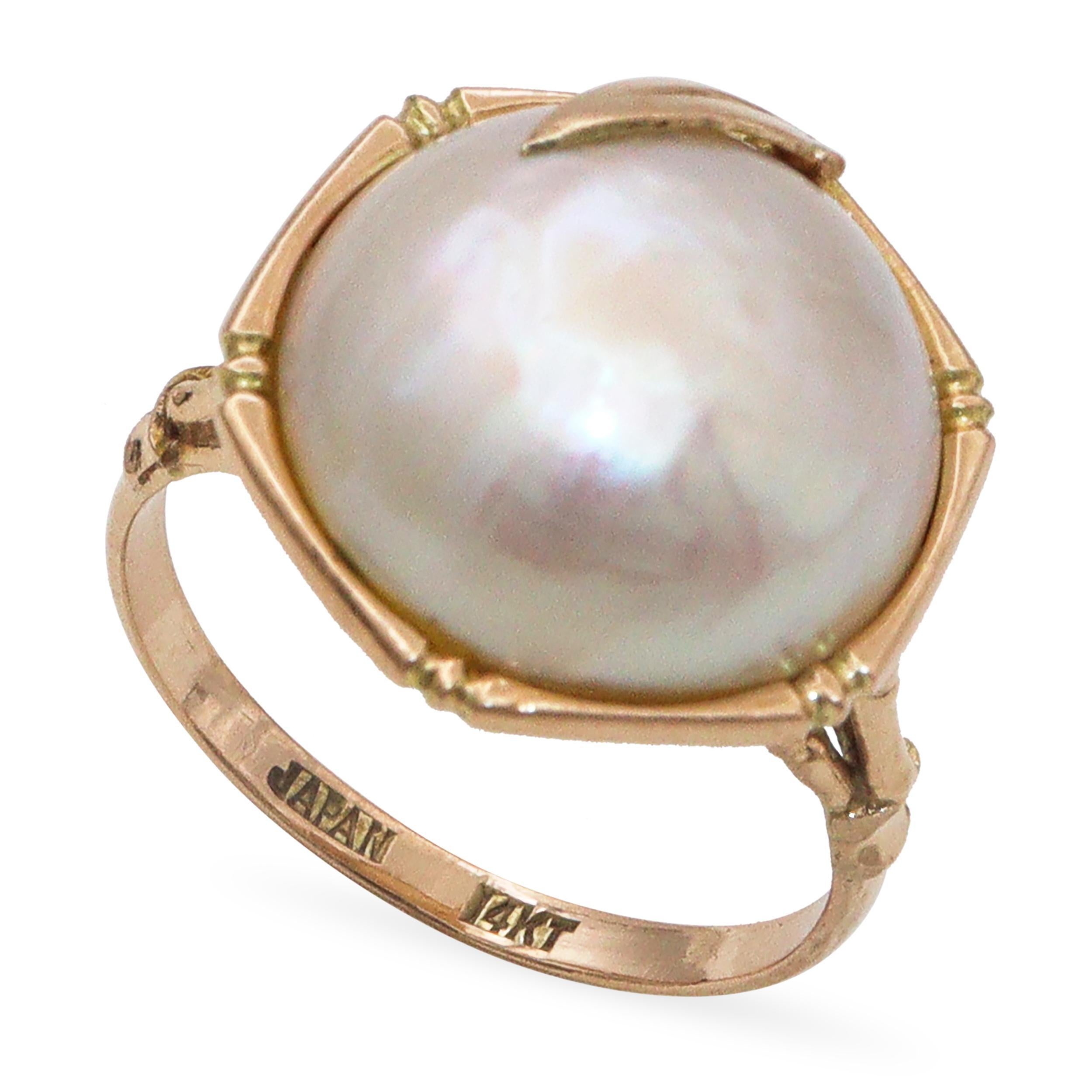 Anello Mabe Pearl Bamboo in oro giallo 14k vintage, un design sorprendente che unisce eleganza organica e raffinatezza senza tempo. Il centro è costituito da una luminosa perla mabe, incastonata a castone per evidenziarne la naturale lucentezza e la