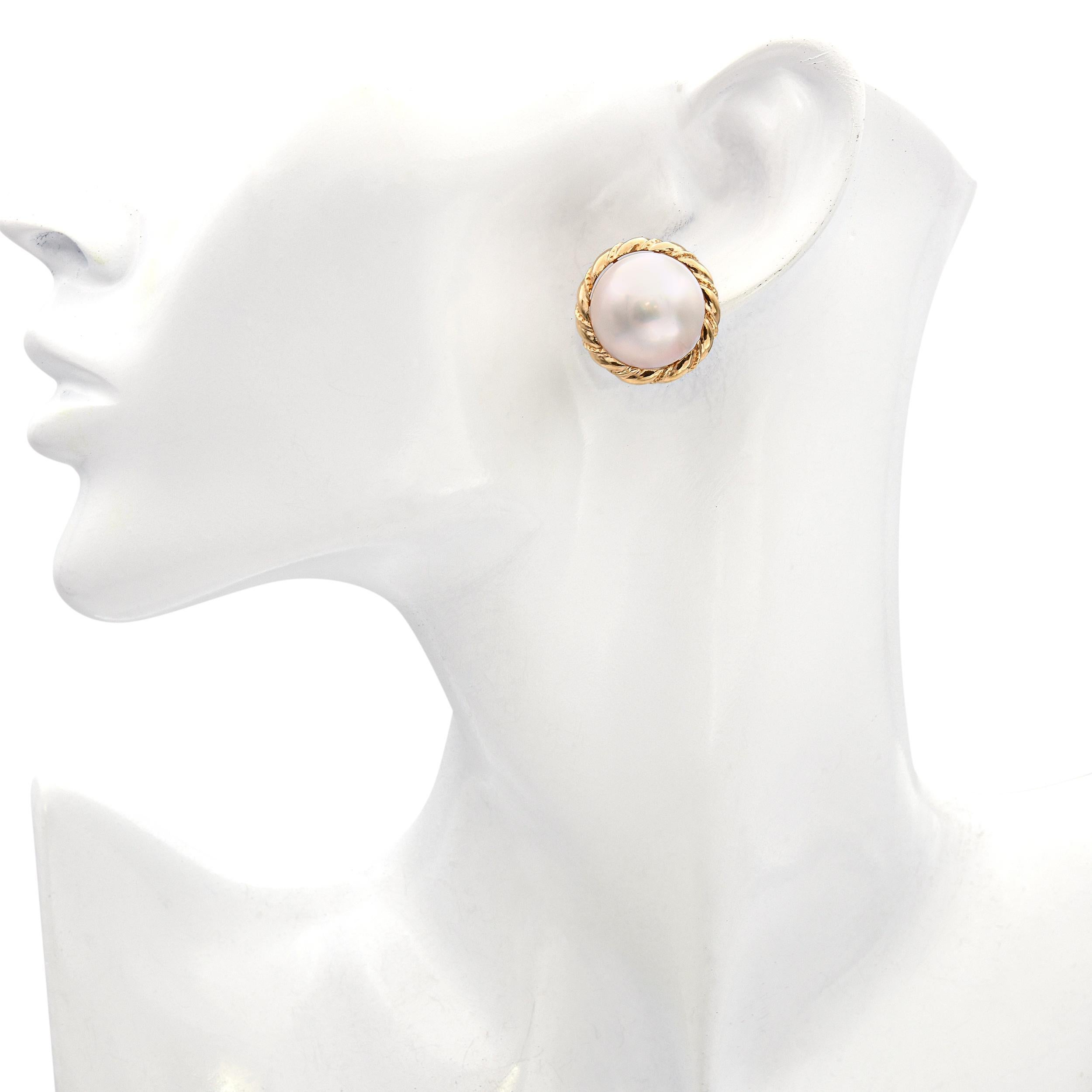 Boucles d'oreilles tressées en or jaune 14k avec perles de Mabe Bon état - En vente à New York, NY
