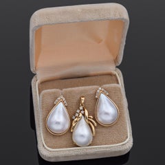Perle Mabe vintage, diamant, or jaune Coffret contenant un pendentif et des boucles d'oreilles signées ALA