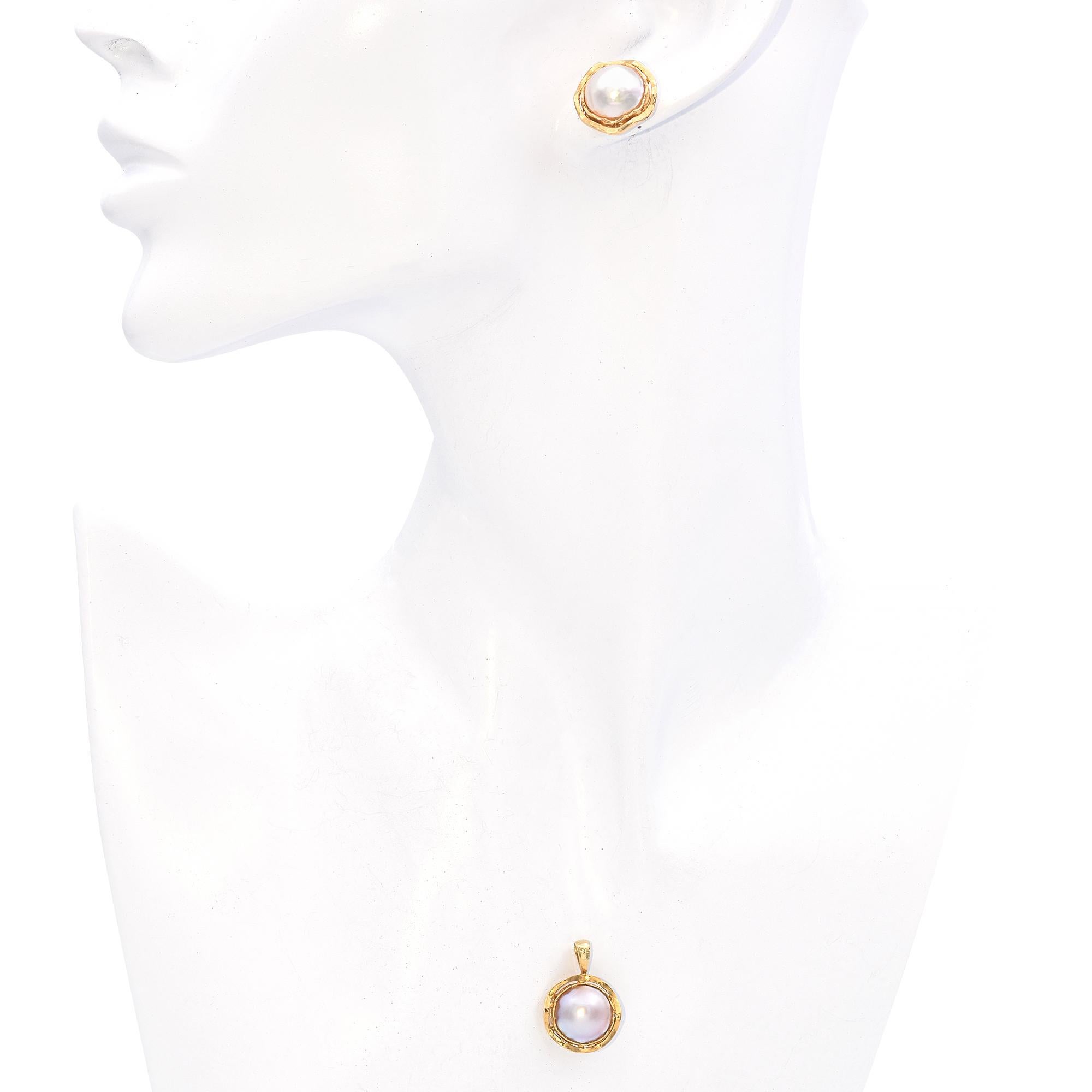 Elaborado en oro amarillo de 14 quilates, este elegante conjunto de joyas presenta lustrosas perlas Mabe como pieza central, cada una rodeada por un marco ondulado de oro amarillo de 14 quilates bellamente elaborado que realza su brillo natural. El