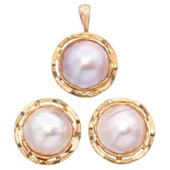 Conjunto vintage de pendientes y colgante de perlas Mabe de oro amarillo de 14 quilates