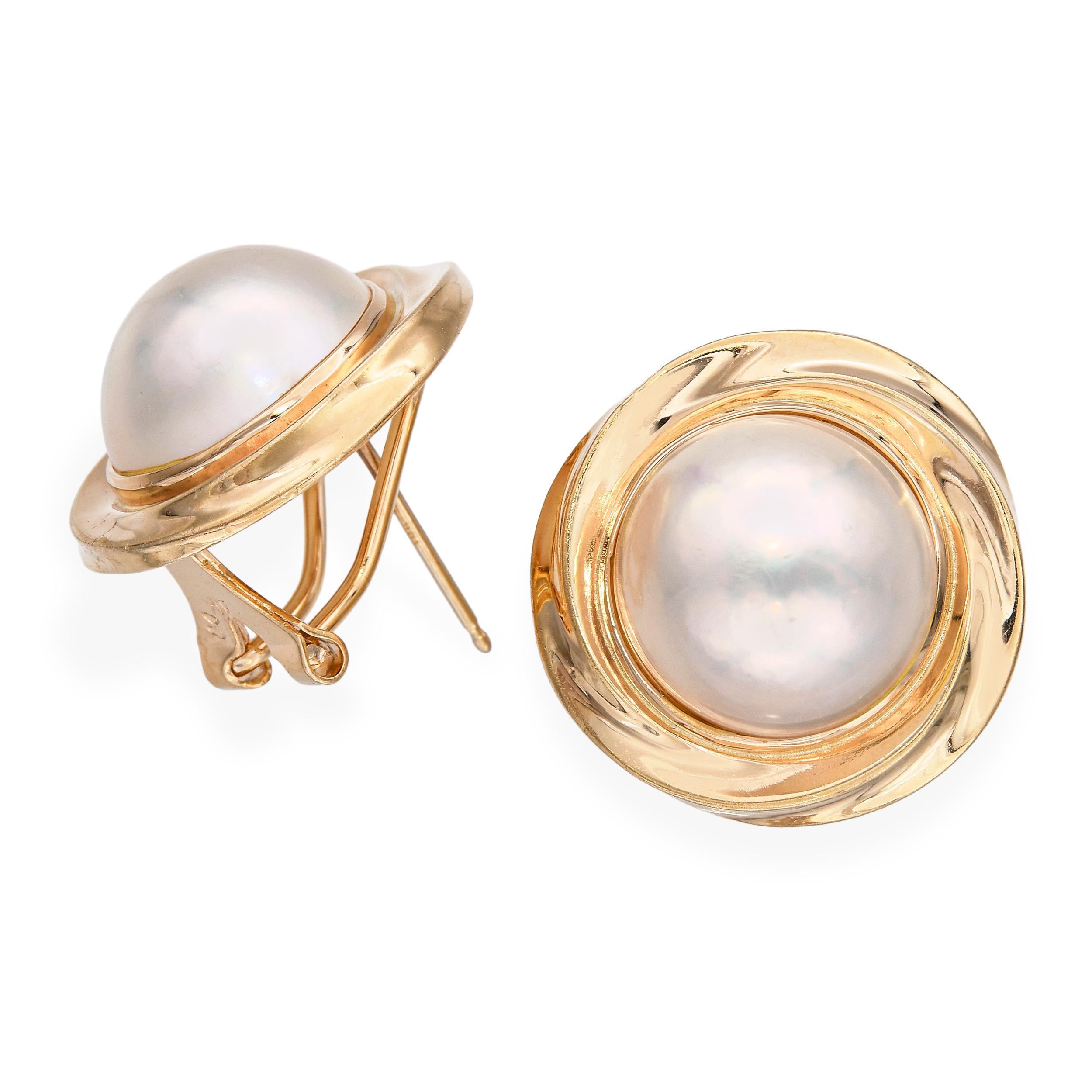 Diese Vintage-Ohrringe sind aus 14-karätigem Gelbgold gefertigt und mit leuchtenden Mabe-Perlen verziert. Die Perlen schimmern sanft und haben einen cremigen Glanz, der von dem warmen Goldton wunderbar eingerahmt wird. Ihr klassisches Design macht