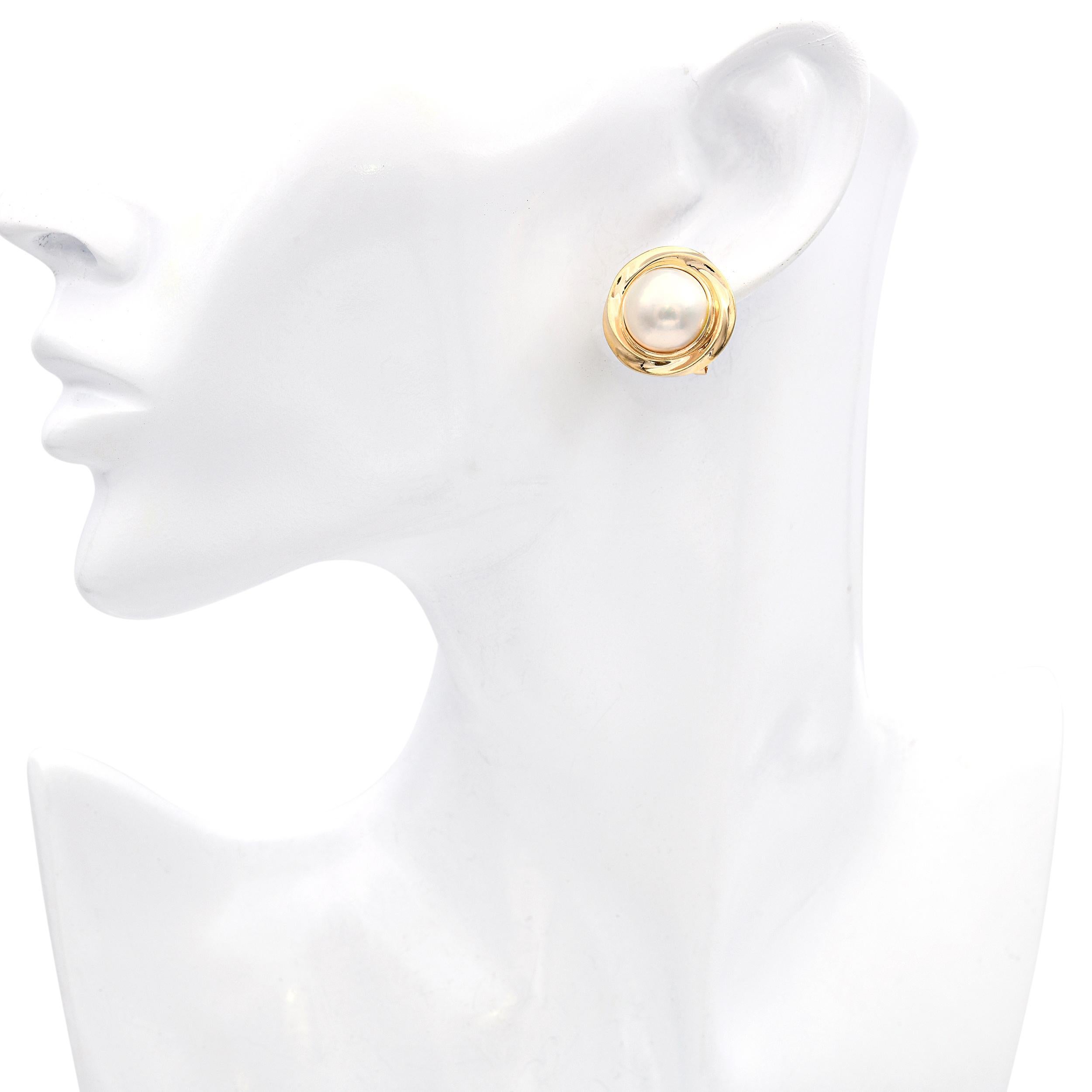 Vintage 14k Gelbgold Mabe Perlenohrringe im Zustand „Gut“ im Angebot in New York, NY