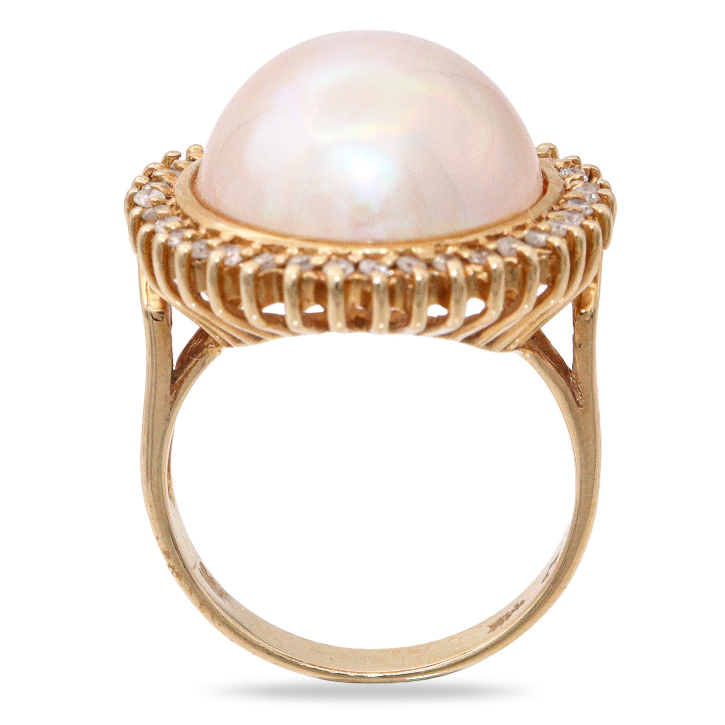 Vintage 14k Yellow Gold Mabe Pearl Jewelry Set, eine zeitlose Kollektion, die die leuchtende Schönheit von Mabe-Perlen in warmem Gelbgold präsentiert. Jedes Teil des Sets wurde sorgfältig und mit eleganter Schlichtheit gefertigt, so dass der