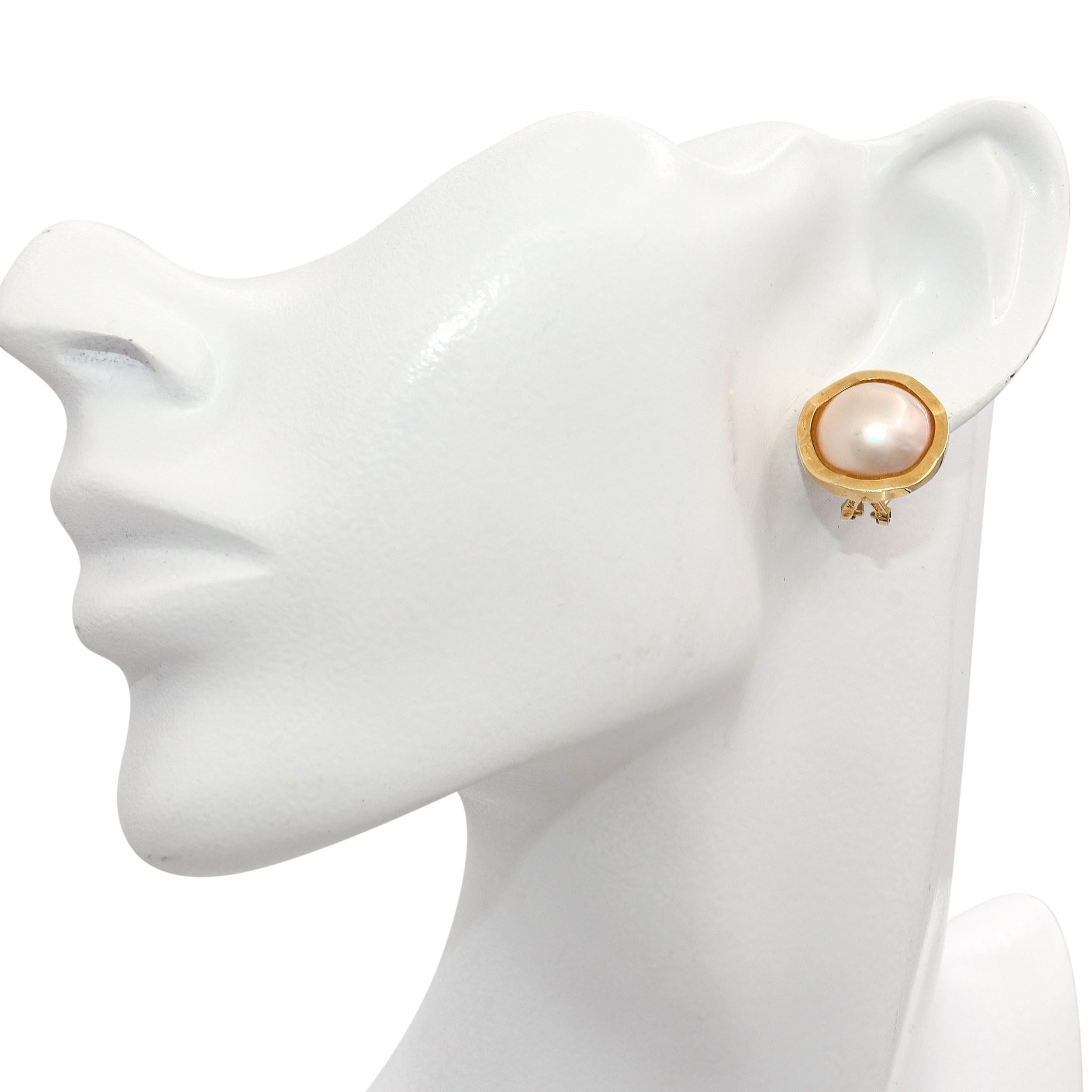 Vintage 14K Gelbgold Mabe Perle Omega zurück Ohrringe (Rundschliff) im Angebot