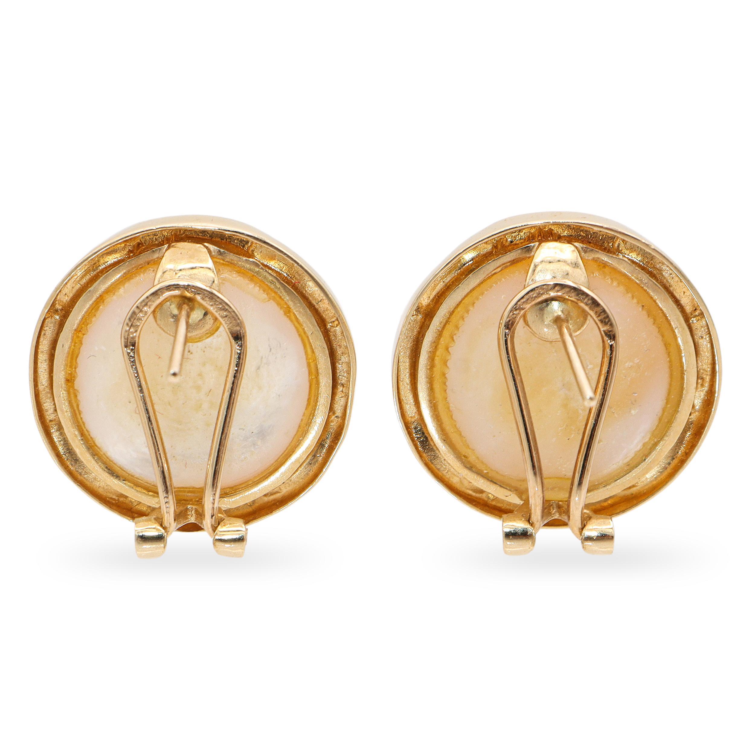 Vintage 14K Gelbgold Mabe Perle Omega zurück Ohrringe im Zustand „Gut“ im Angebot in New York, NY