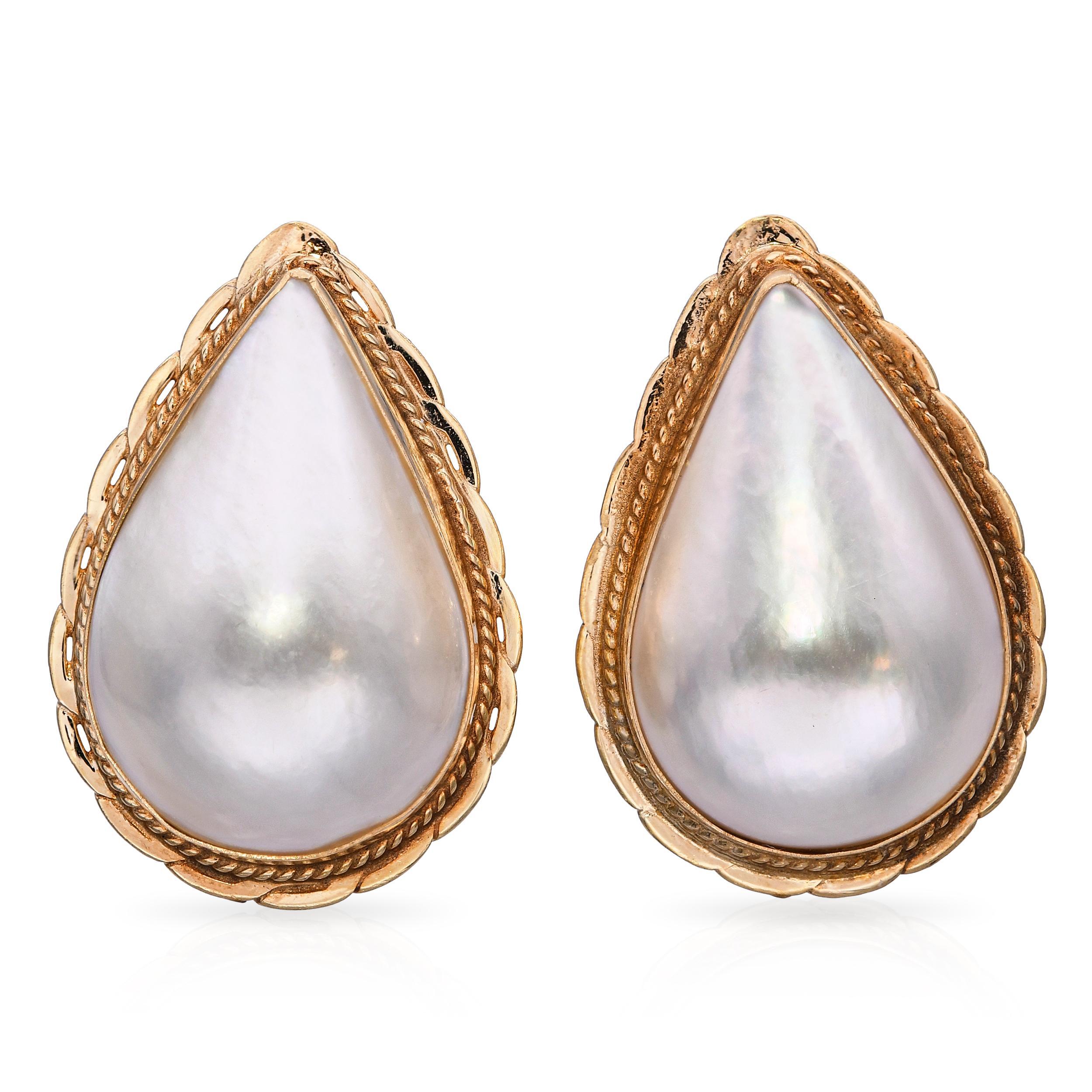 Pendientes vintage de oro amarillo de 14k con perlas mabe en forma de lágrima, un elegante par con luminosas perlas mabe en forma de lágrima engastadas en cálido oro amarillo de 14k. Las perlas lisas y abombadas irradian una suave iridiscencia,