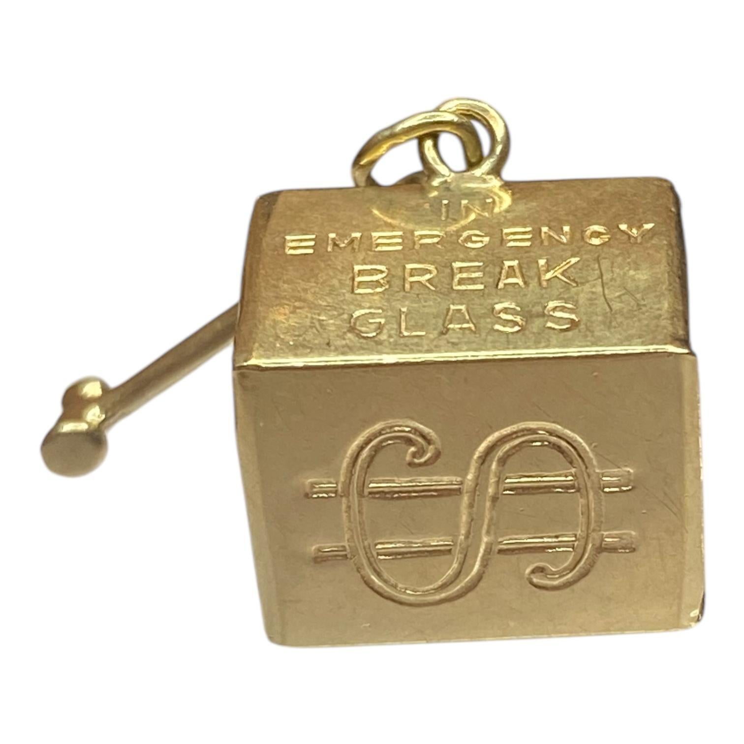 Vintage 14K Yellow Gold Mad Money Box with Hammer 1 Dollar Pendant Charm In Good Condition In Henderson, NV