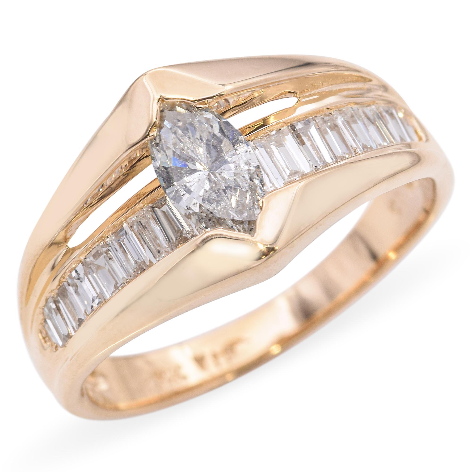 Der zentrale Diamant im Marquiseschliff wird durch eine Reihe von Baguette-Diamanten akzentuiert, die ein harmonisches Zusammenspiel der Formen ergeben. Das aus glänzendem Gelbgold gefertigte Design hat einen geteilten Schaft, der dem klassischen