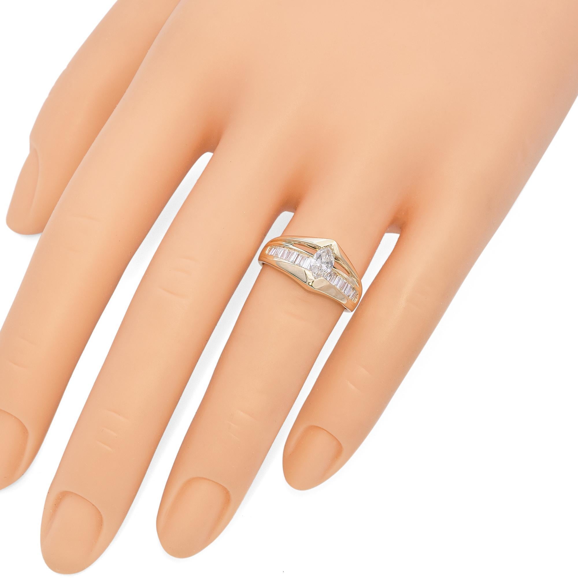 Diamantring aus 14 Karat Gelbgold mit Marquise- und Baguetteschliff (Moderne) im Angebot