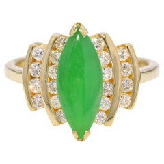 Ring aus 14 Karat Gelbgold mit grüner Marquise-Jade und Diamanten