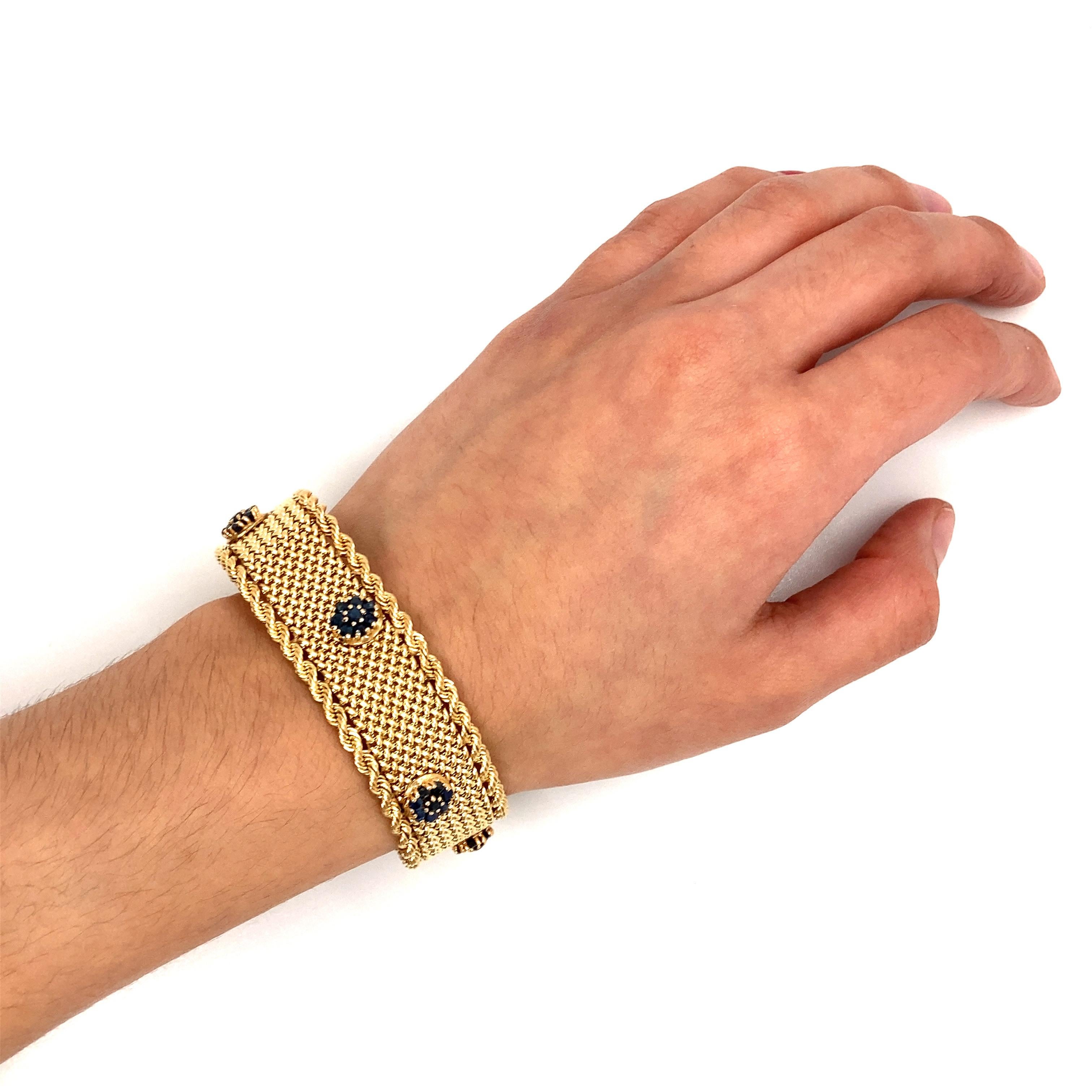 Dieses exquisite Vintage-Armband ist ein echtes Statement. Er ist aus luxuriösem 14-karätigem Gelbgold gefertigt und zeichnet sich durch ein auffälliges Maschenmuster aus, das mit einem fesselnden Faltenwurf schimmert. Das Armband misst eine