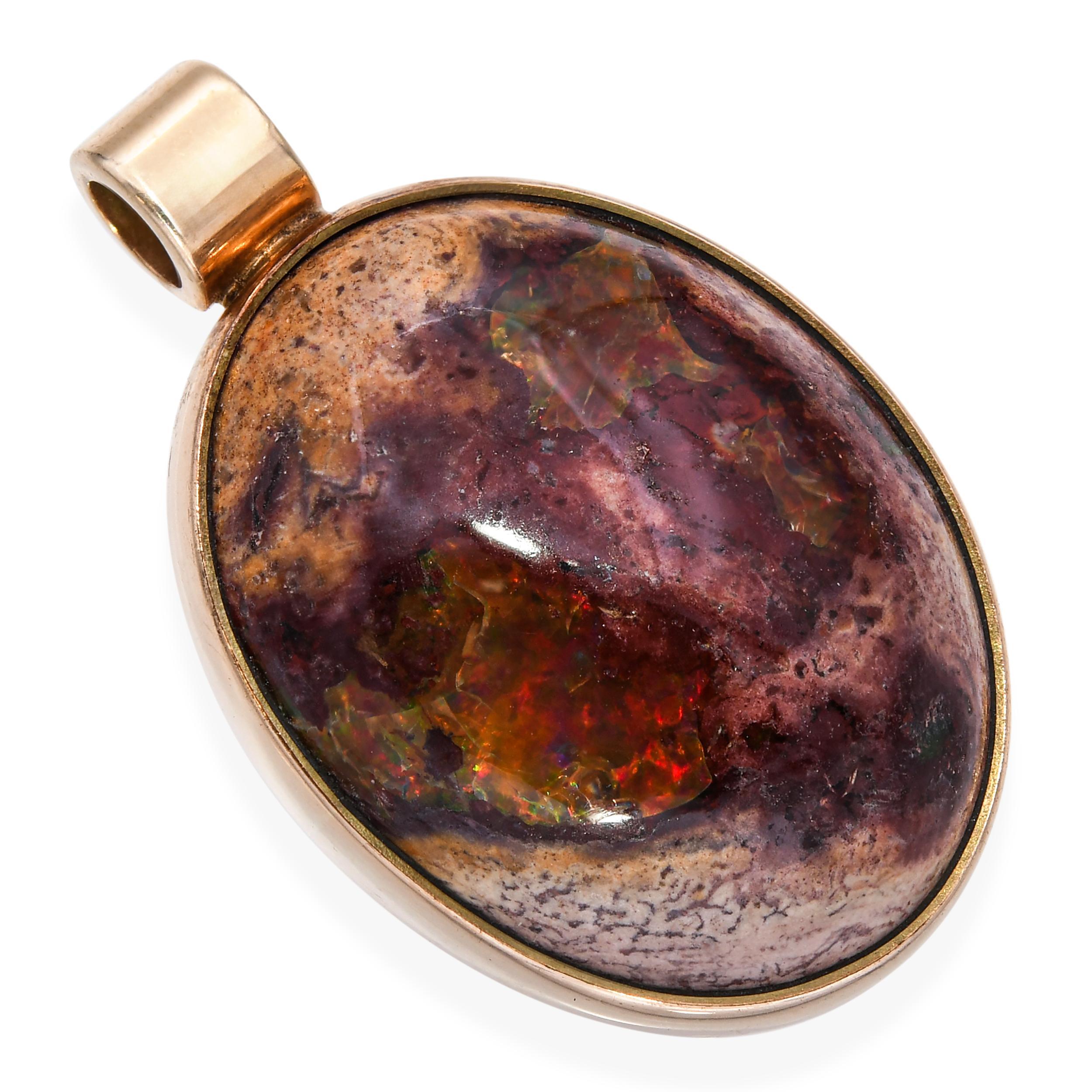 Ciondolo d'epoca in oro giallo 14k con opale cantera messicano naturale con vibranti giochi di colore arancione, verde e rosso sullo sfondo di una matrice terrosa. L'opale è incastonato in un castone in oro giallo 14k lucido che esalta i toni caldi