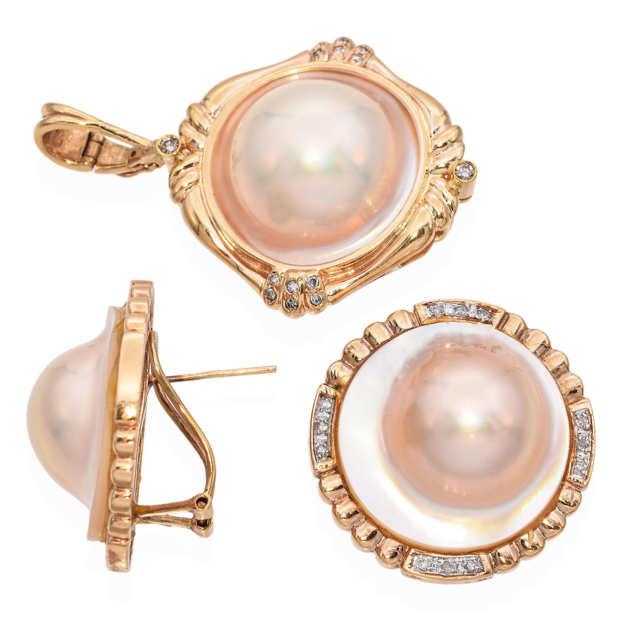 Questa parure vintage comprende un ciondolo e degli orecchini abbinati, realizzati in oro giallo 14 carati con luminosi accenti di madreperla e diamanti scintillanti. La morbida iridescenza della perla contrasta meravigliosamente con l'oro caldo e