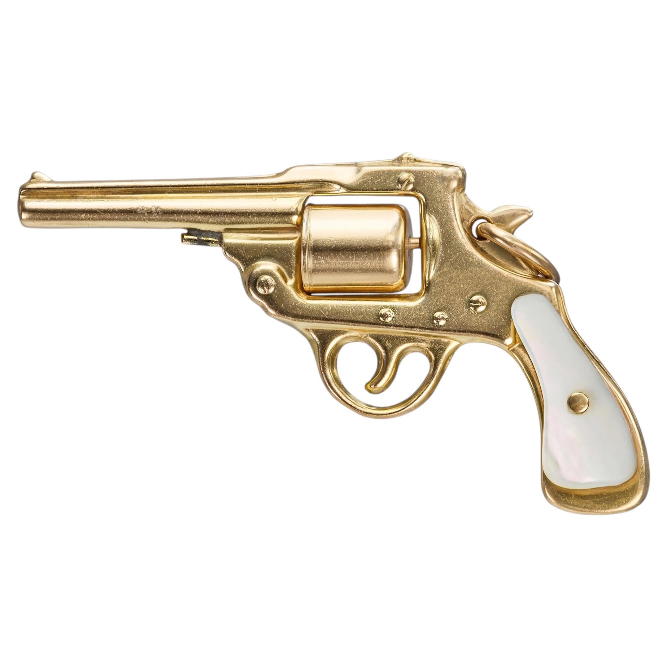 Charme vintage en forme de revolver, en or jaune 14 carats, avec une poignée en nacre