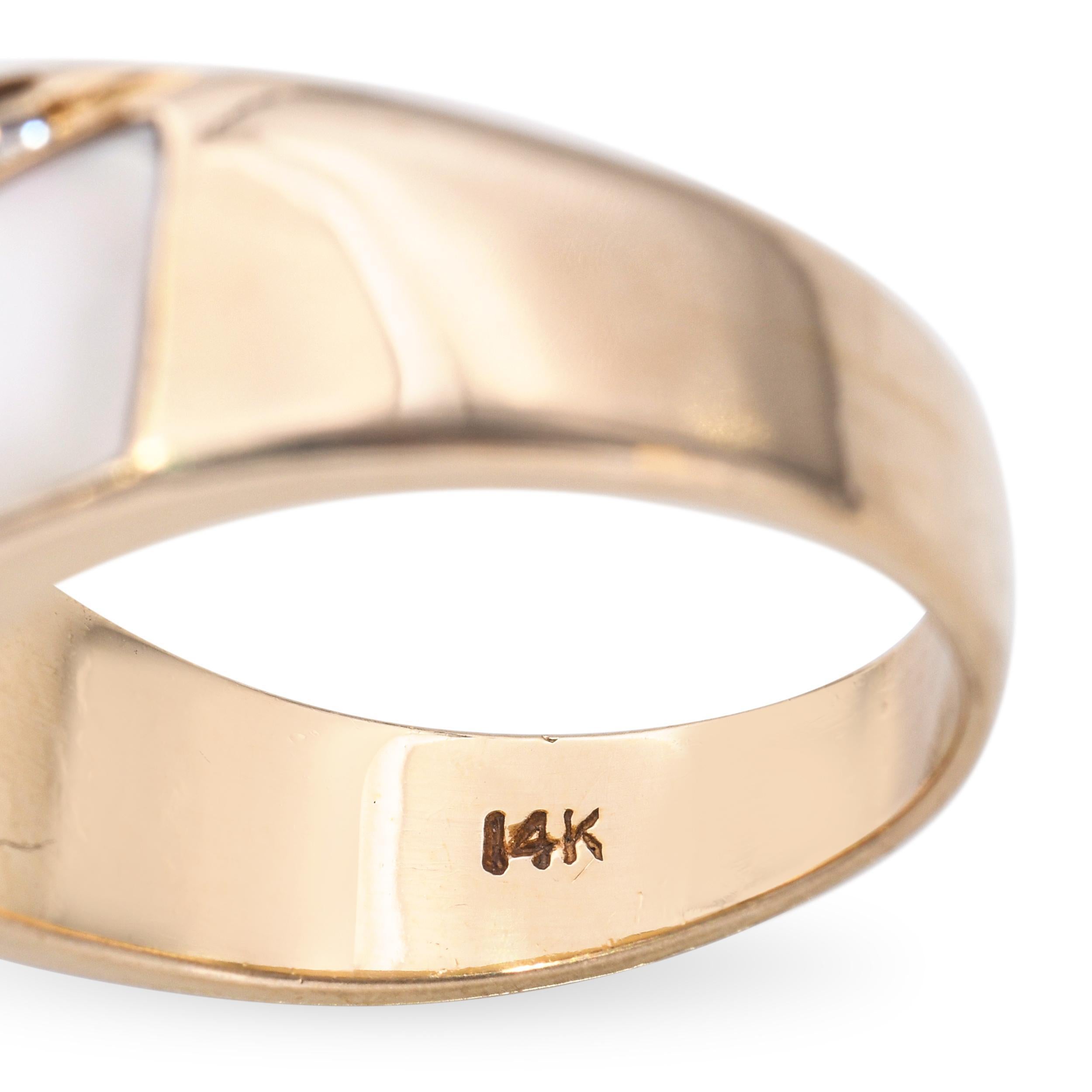 Bague vintage en or jaune 14k incrustée de nacre et de diamants en vente 3