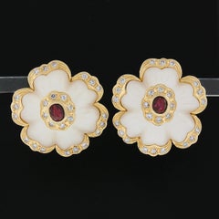 Boucles d'oreilles en or jaune 14K nacre, rubis et diamants, fleurs sculptées