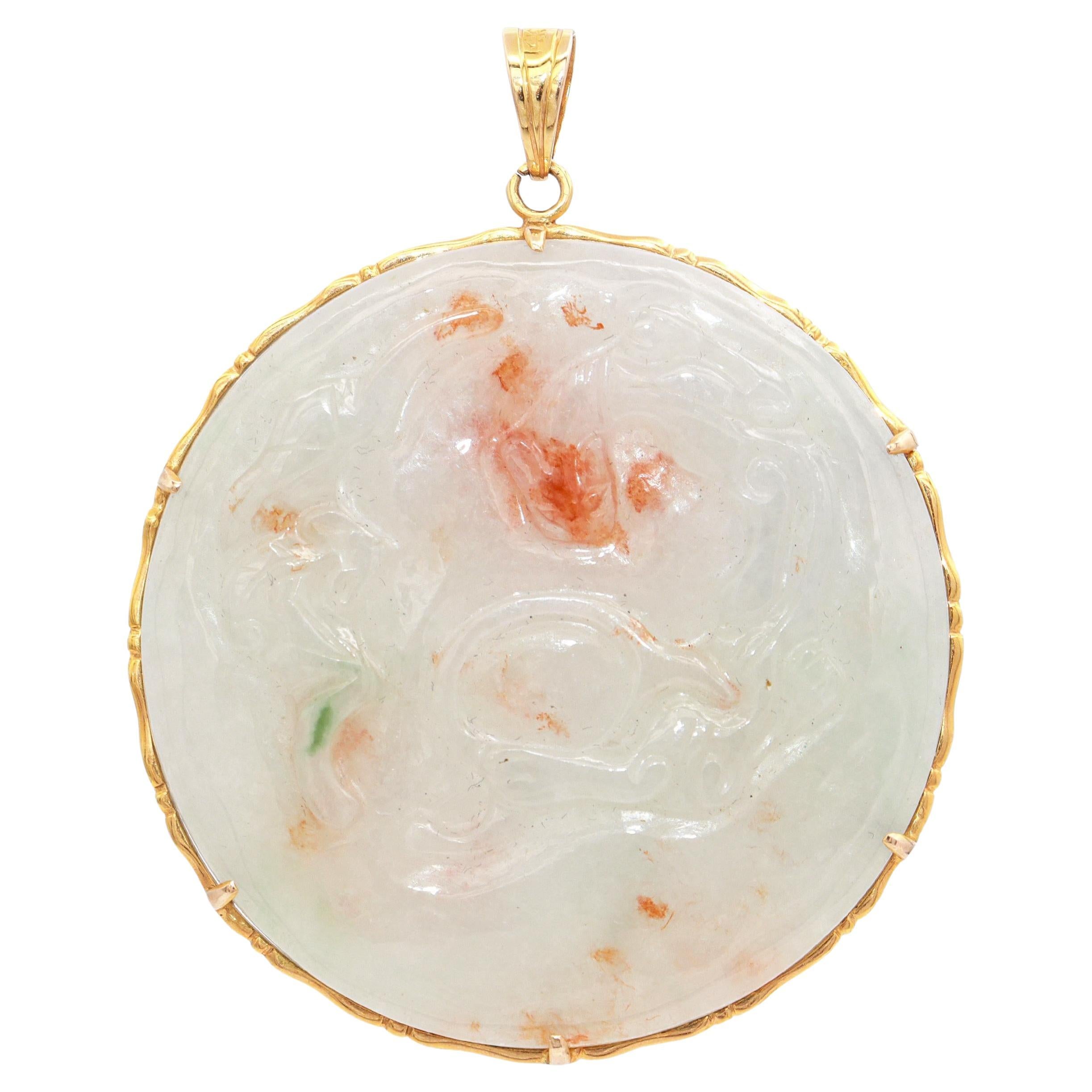 Ciondolo a disco intagliato in giada screziata d
epoca in oro giallo 14K