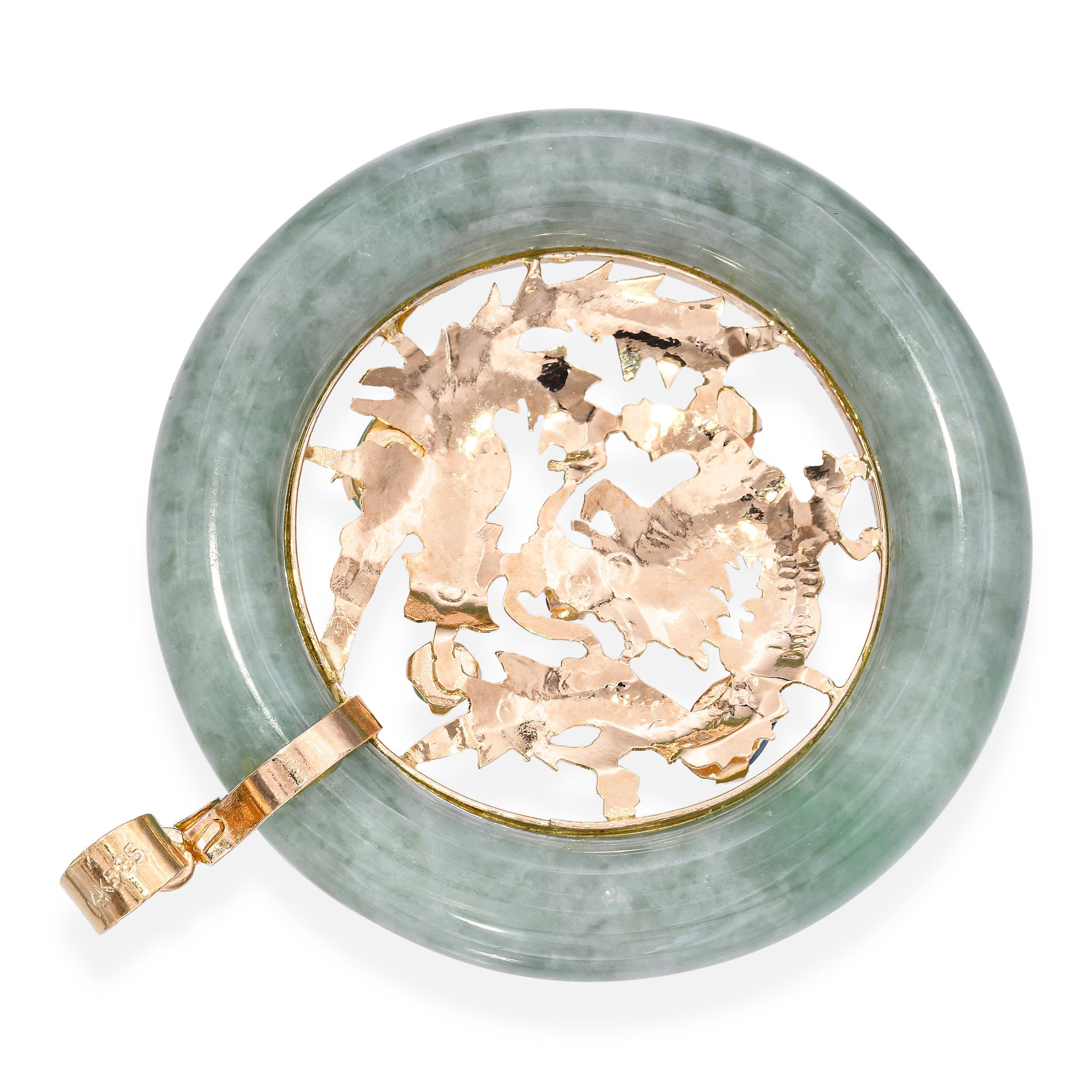 Vintage 14k Gelbgold Multi-Edelstein-Drache mit grüner Jade Donut-Anhänger im Zustand „Gut“ im Angebot in New York, NY
