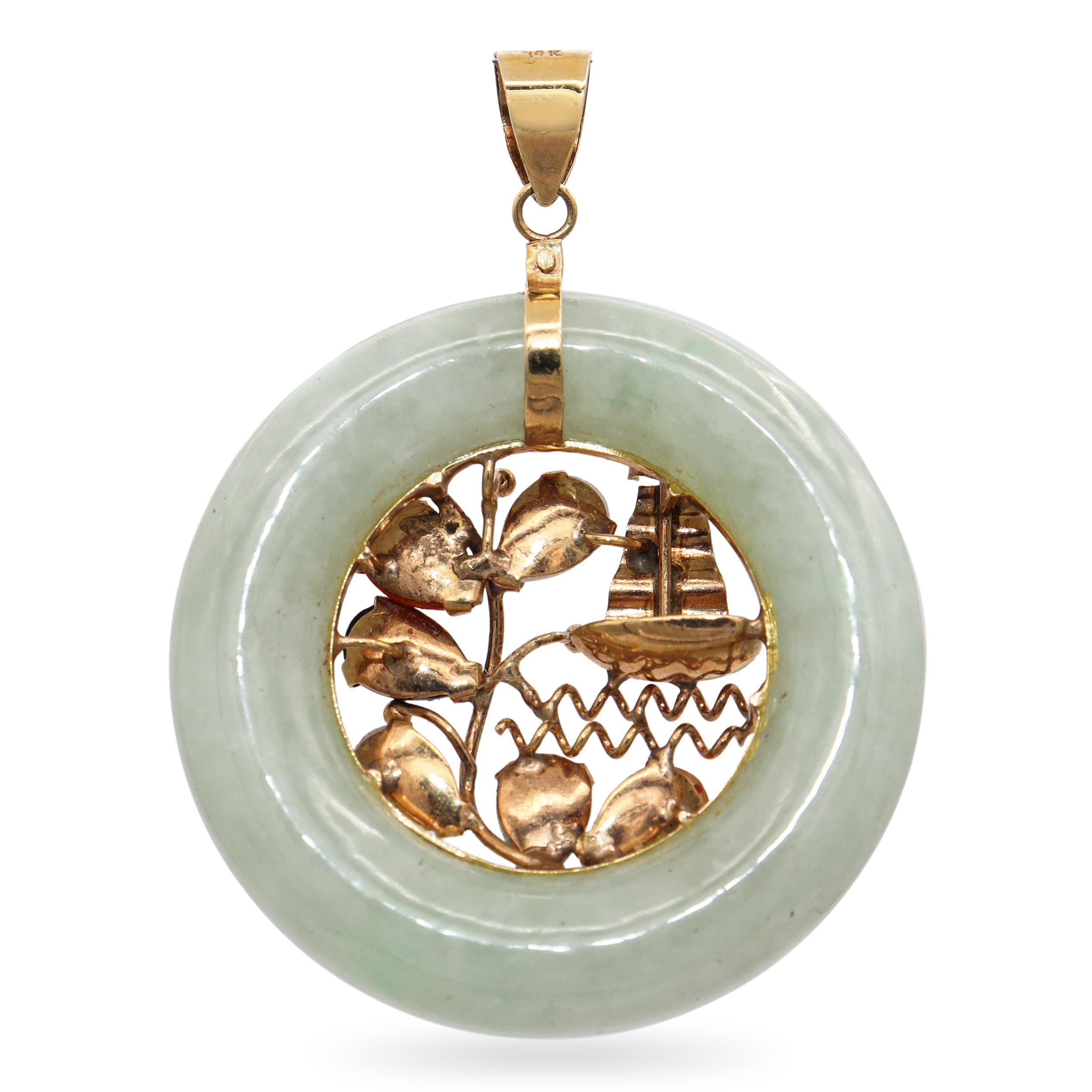 Dieser charmante und einzigartige Anhänger aus 14-karätigem Gelbgold zeigt ein wunderschön gearbeitetes Segelboot- und Baummotiv in einem runden Rahmen aus hellgrüner Jade. Das komplizierte, durchbrochene Design enthält bunte Cabochon-Edelsteine -
