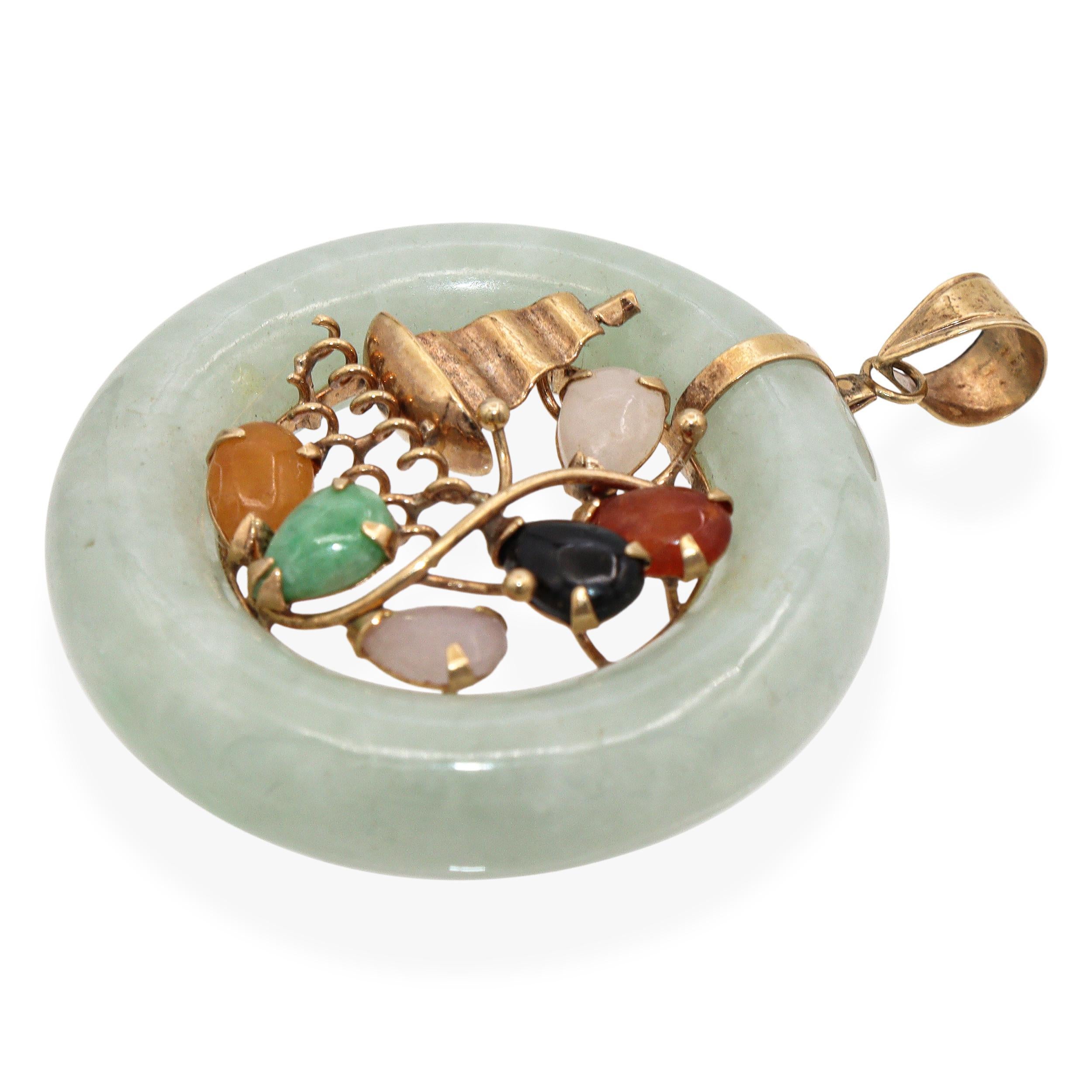 Vintage 14k Gelbgold Multi-Edelstein Segelboot mit grüner Jade Donut-Anhänger (Cabochon) im Angebot