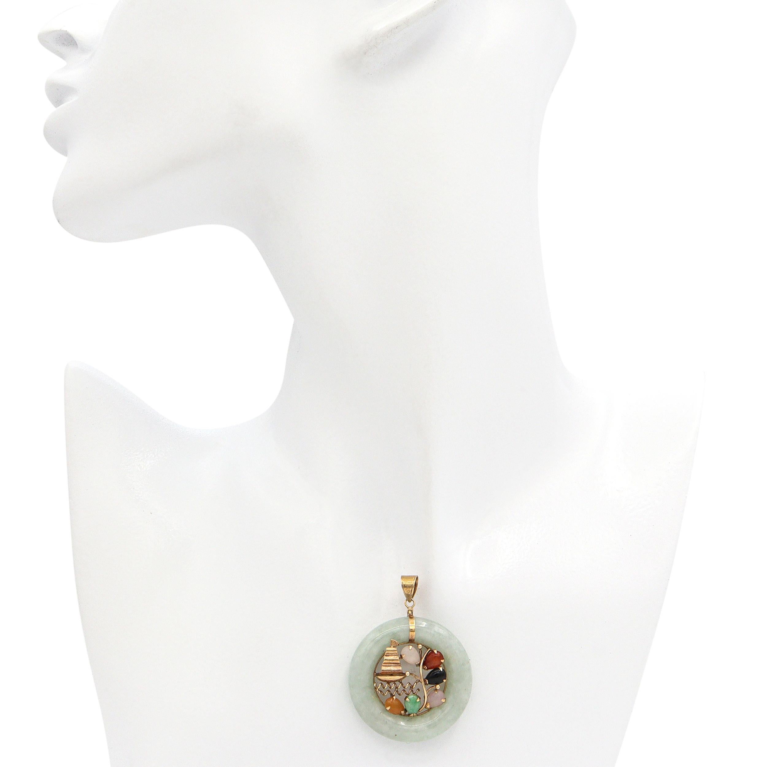 Vintage 14k Gelbgold Multi-Edelstein Segelboot mit grüner Jade Donut-Anhänger im Zustand „Gut“ im Angebot in New York, NY